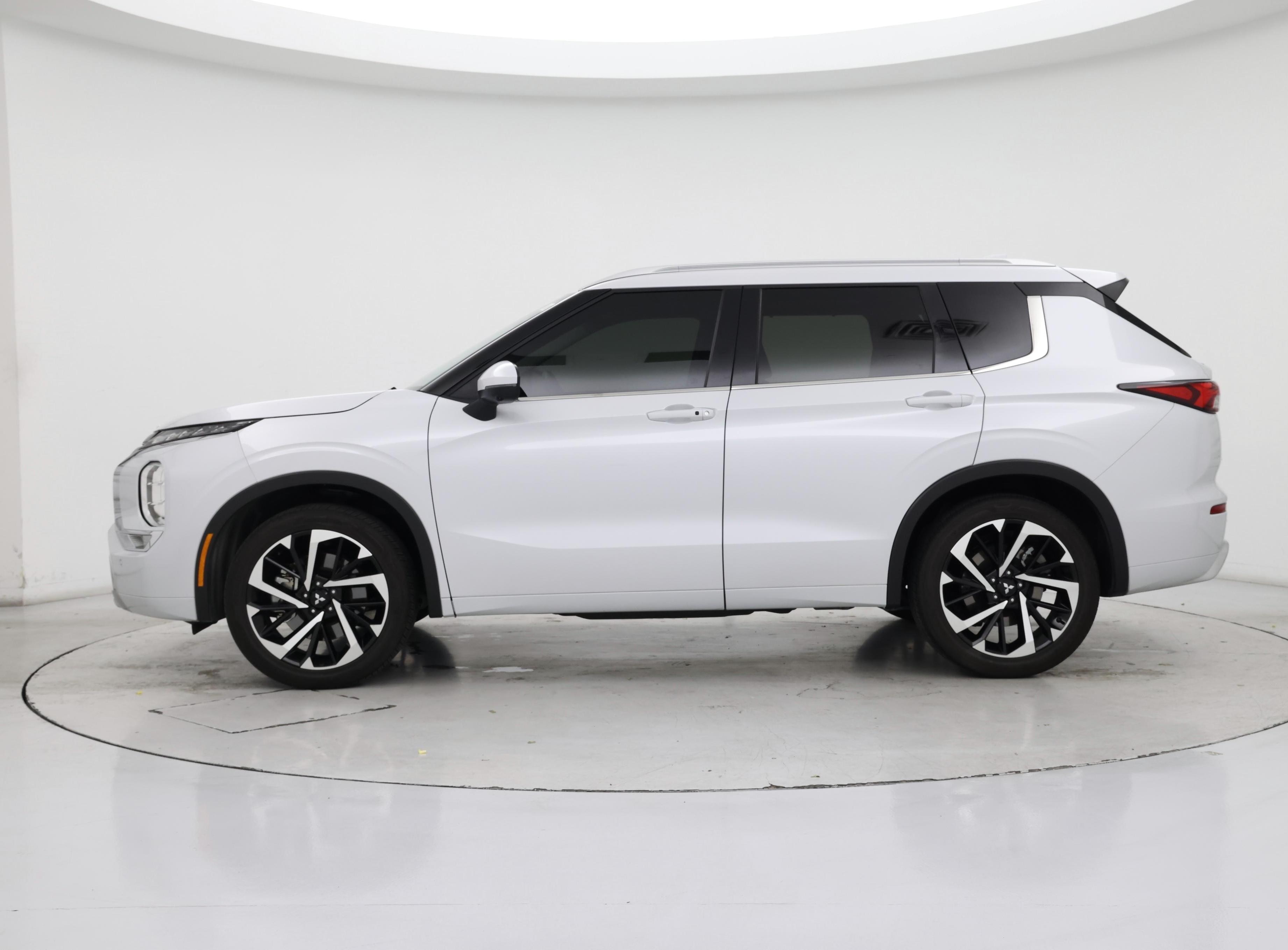 Thumbnail: 2023 Mitsubishi Outlander - 3