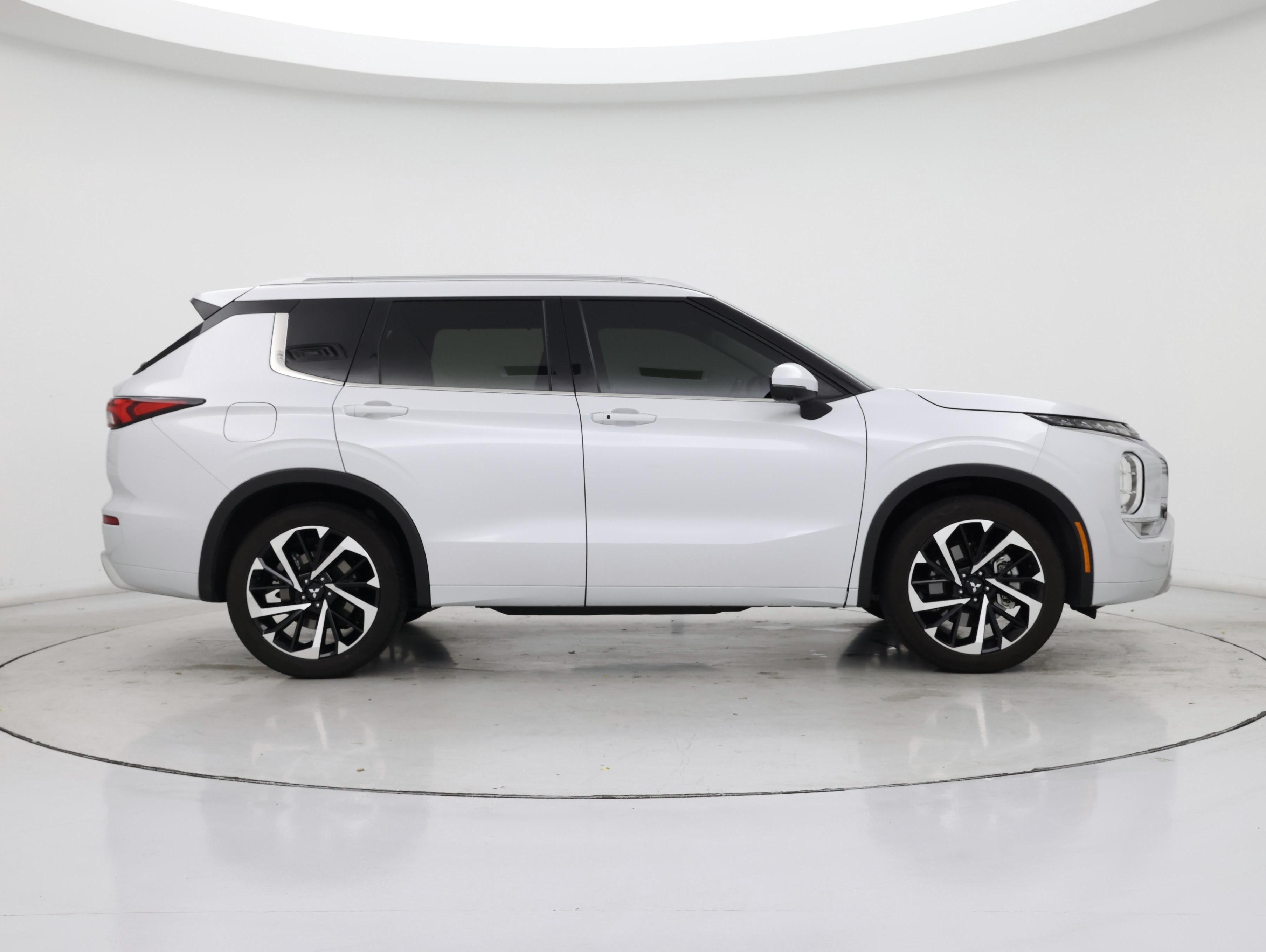 Thumbnail: 2023 Mitsubishi Outlander - 7