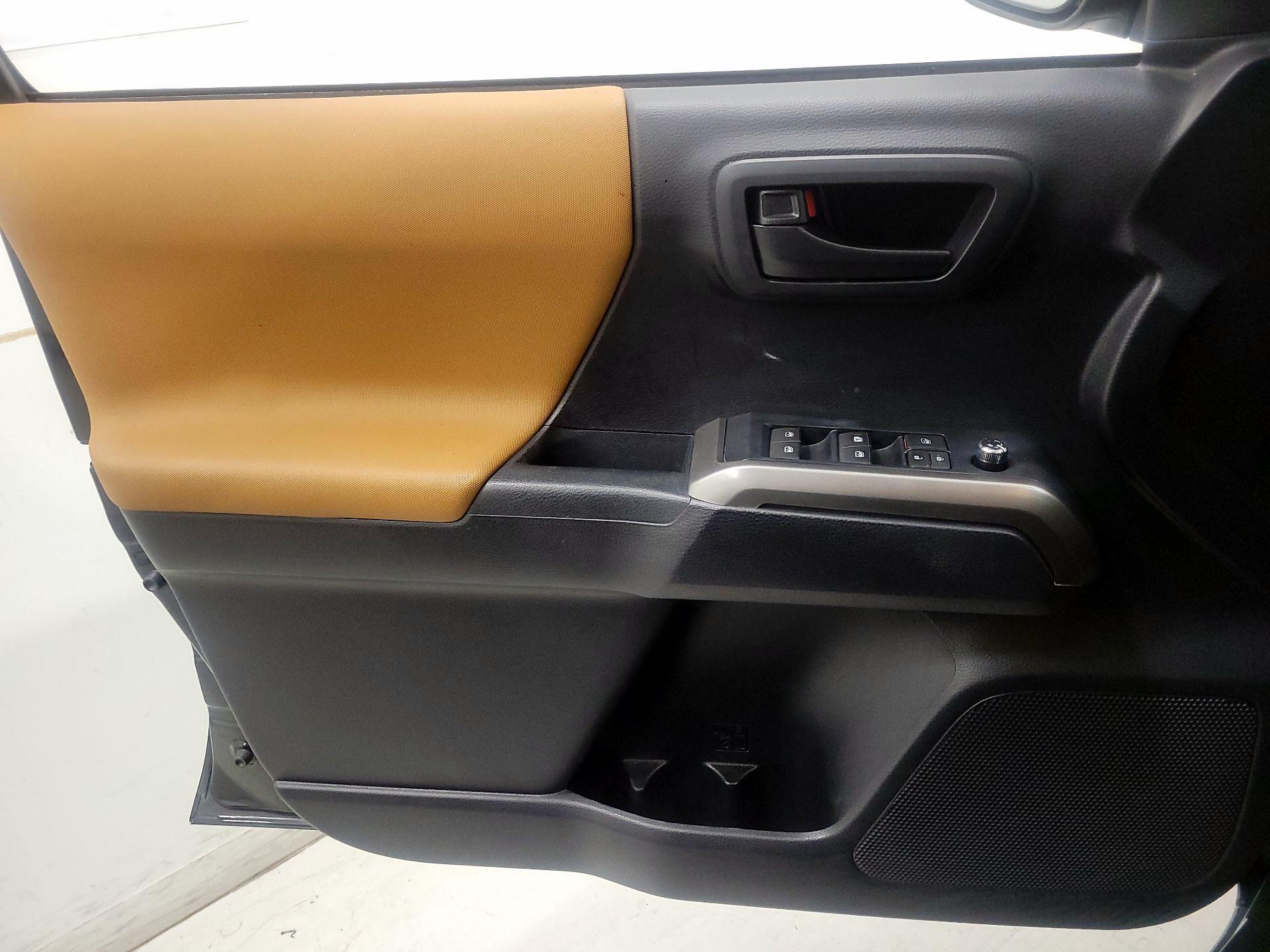 Thumbnail: 2018 Toyota Tacoma - 12