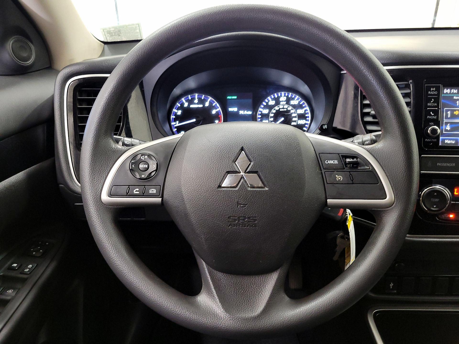 Thumbnail: 2019 Mitsubishi Outlander - 10