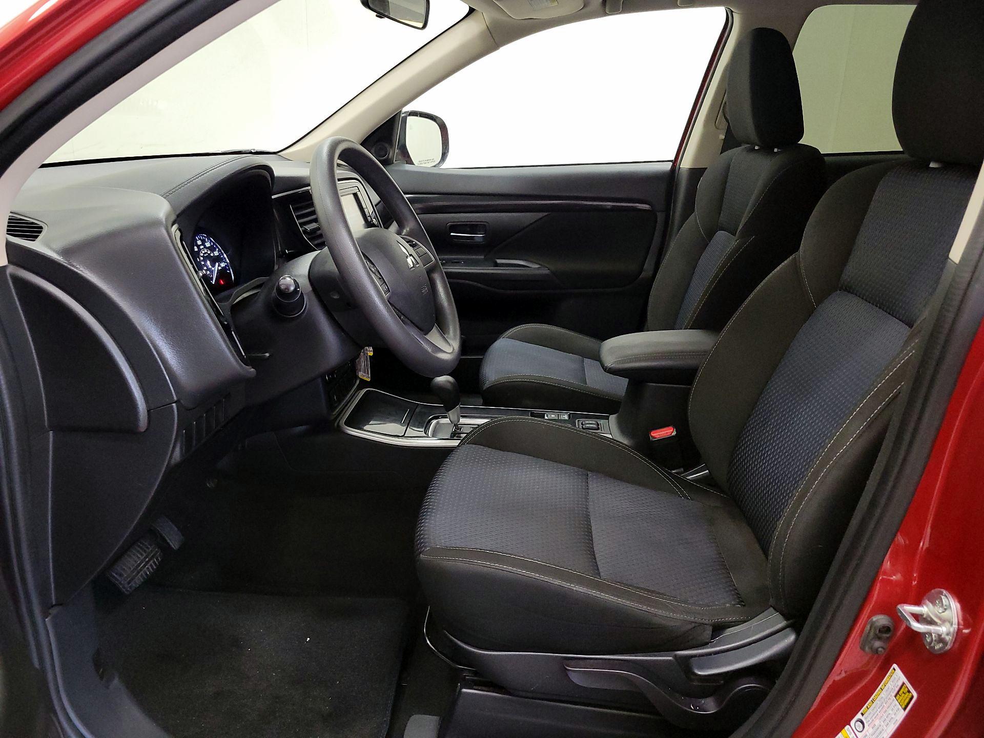 Thumbnail: 2019 Mitsubishi Outlander - 11