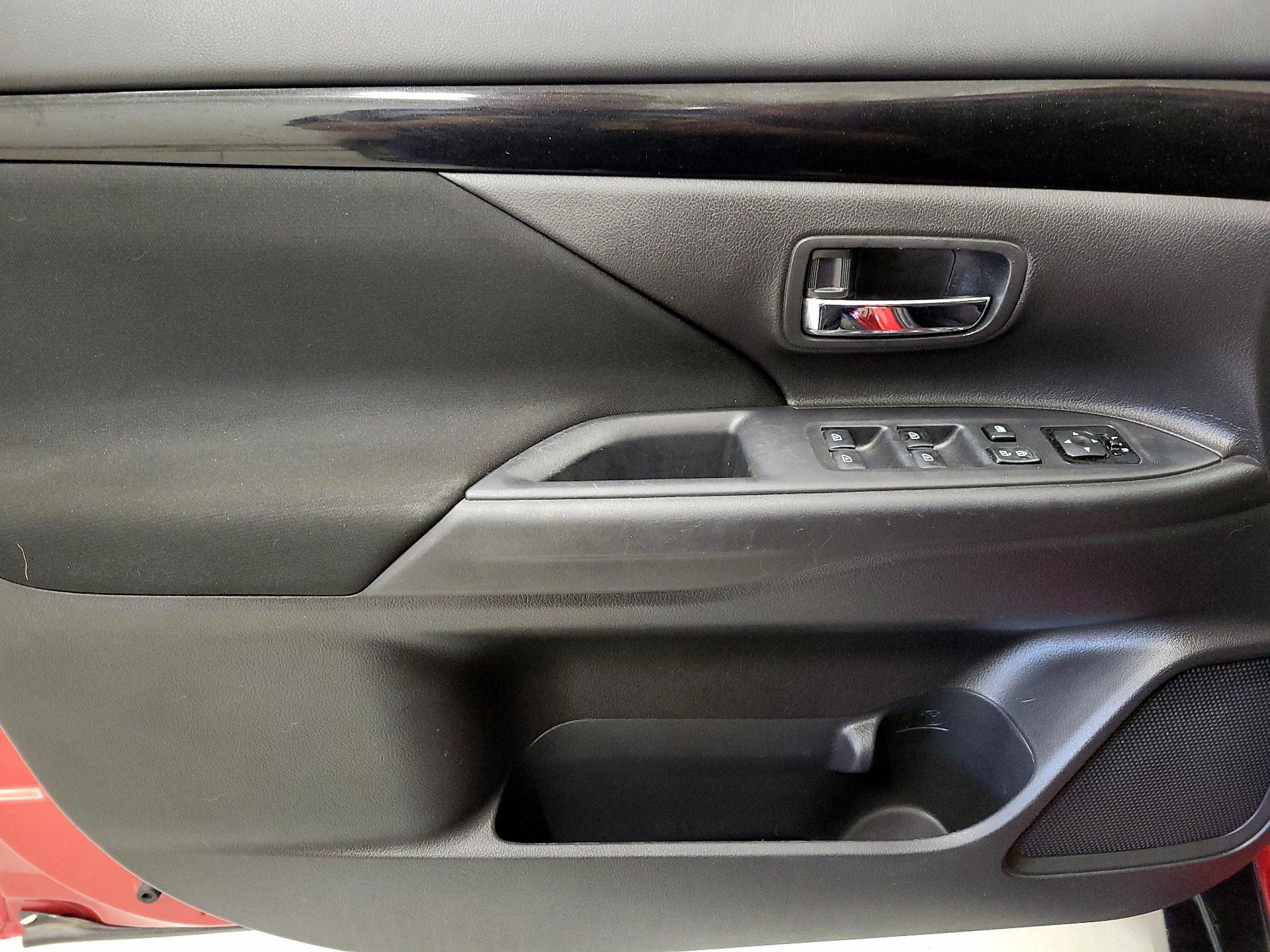 Thumbnail: 2019 Mitsubishi Outlander - 12