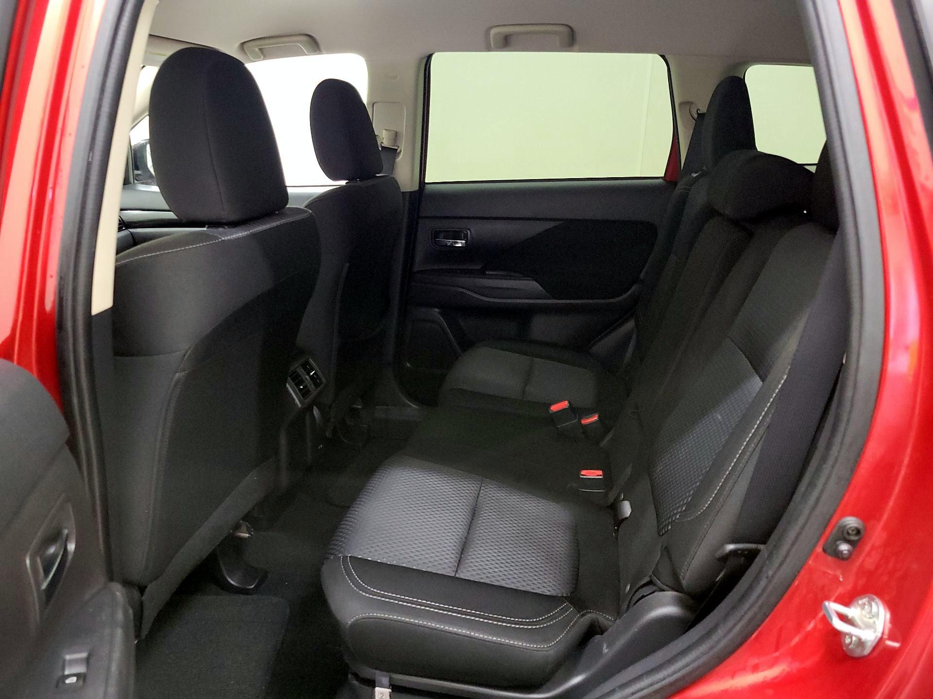 Thumbnail: 2019 Mitsubishi Outlander - 19