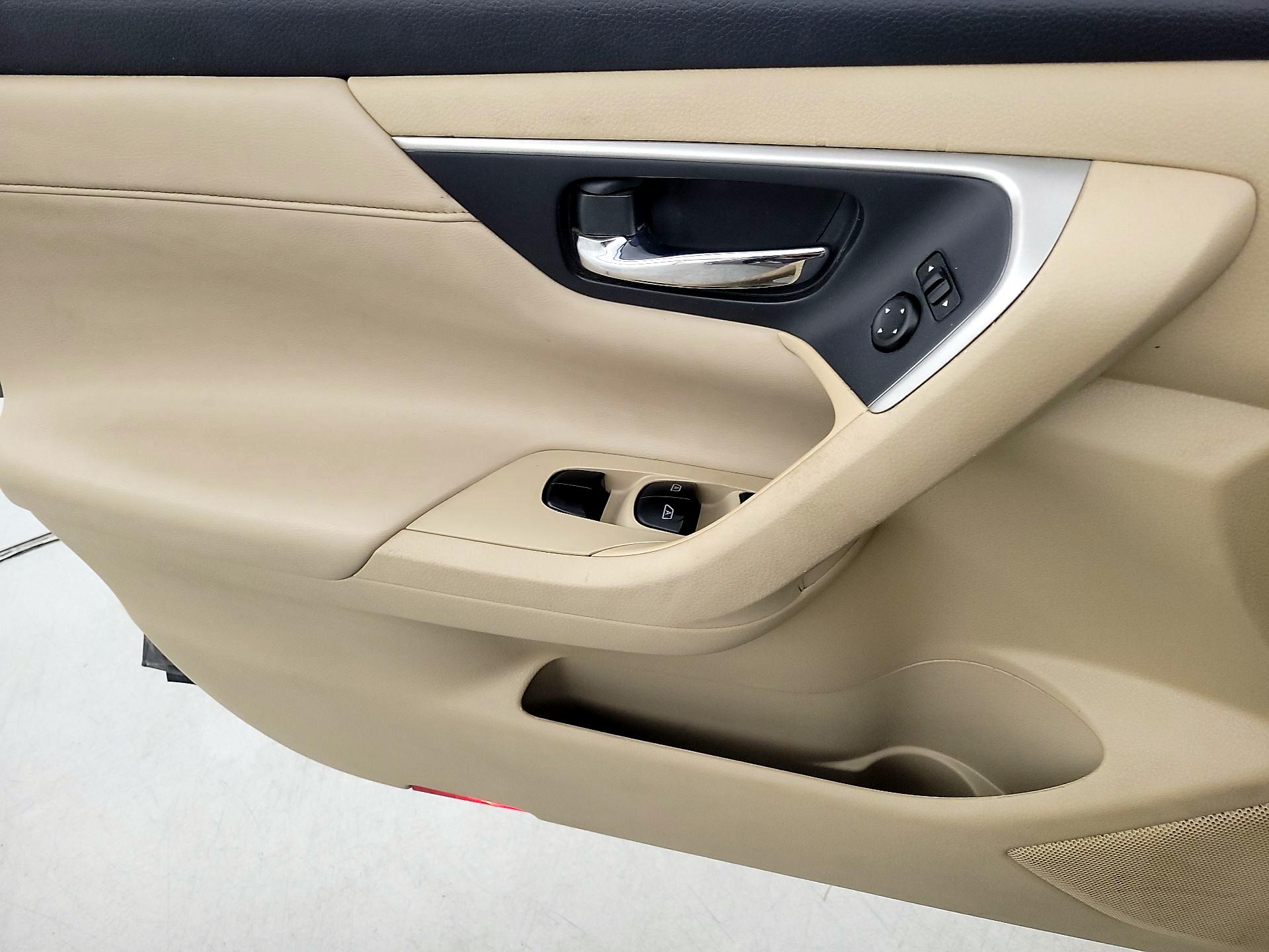 Thumbnail: 2015 Nissan Altima - 12