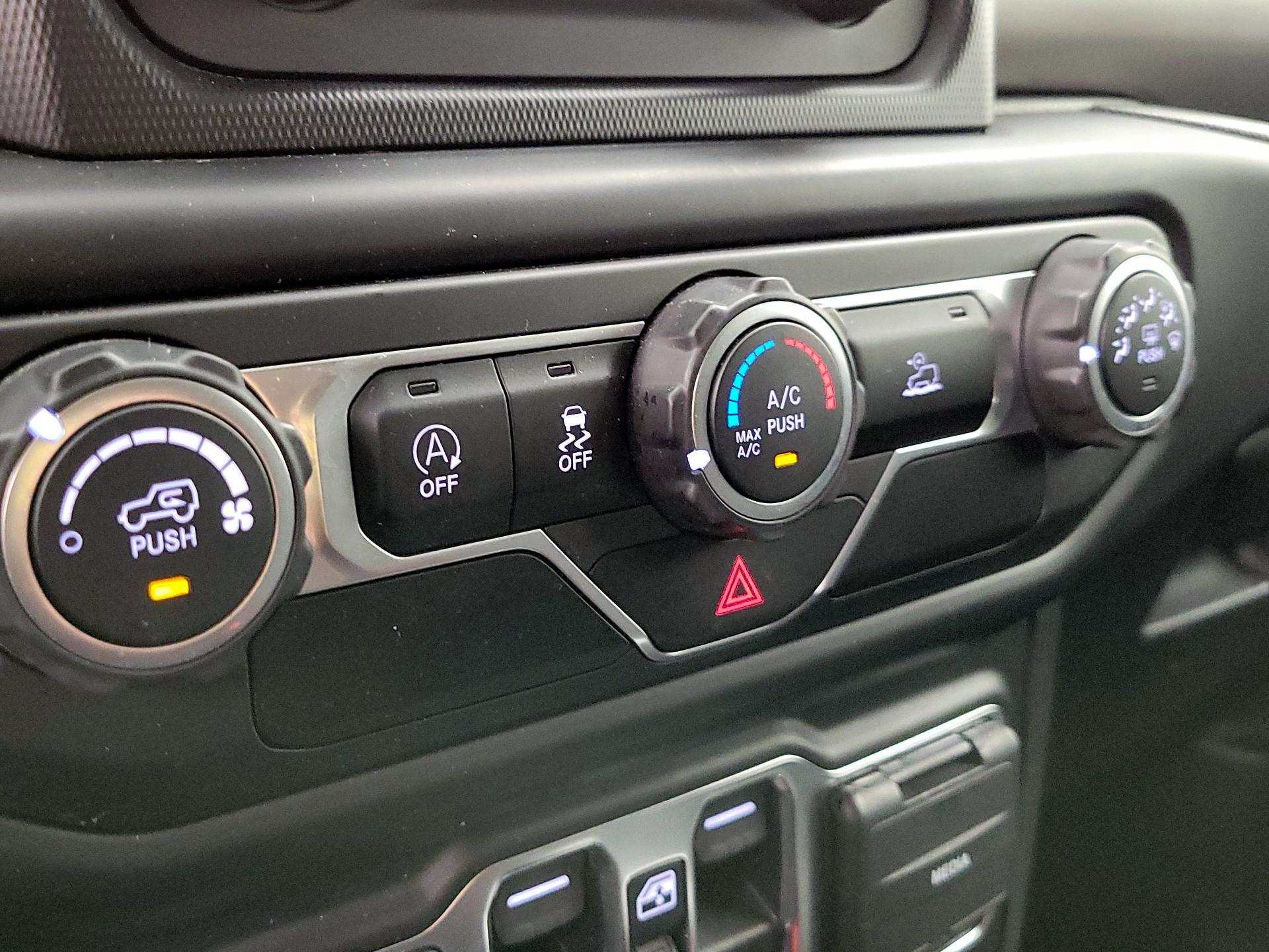 Thumbnail: 2021 Jeep Gladiator - 16