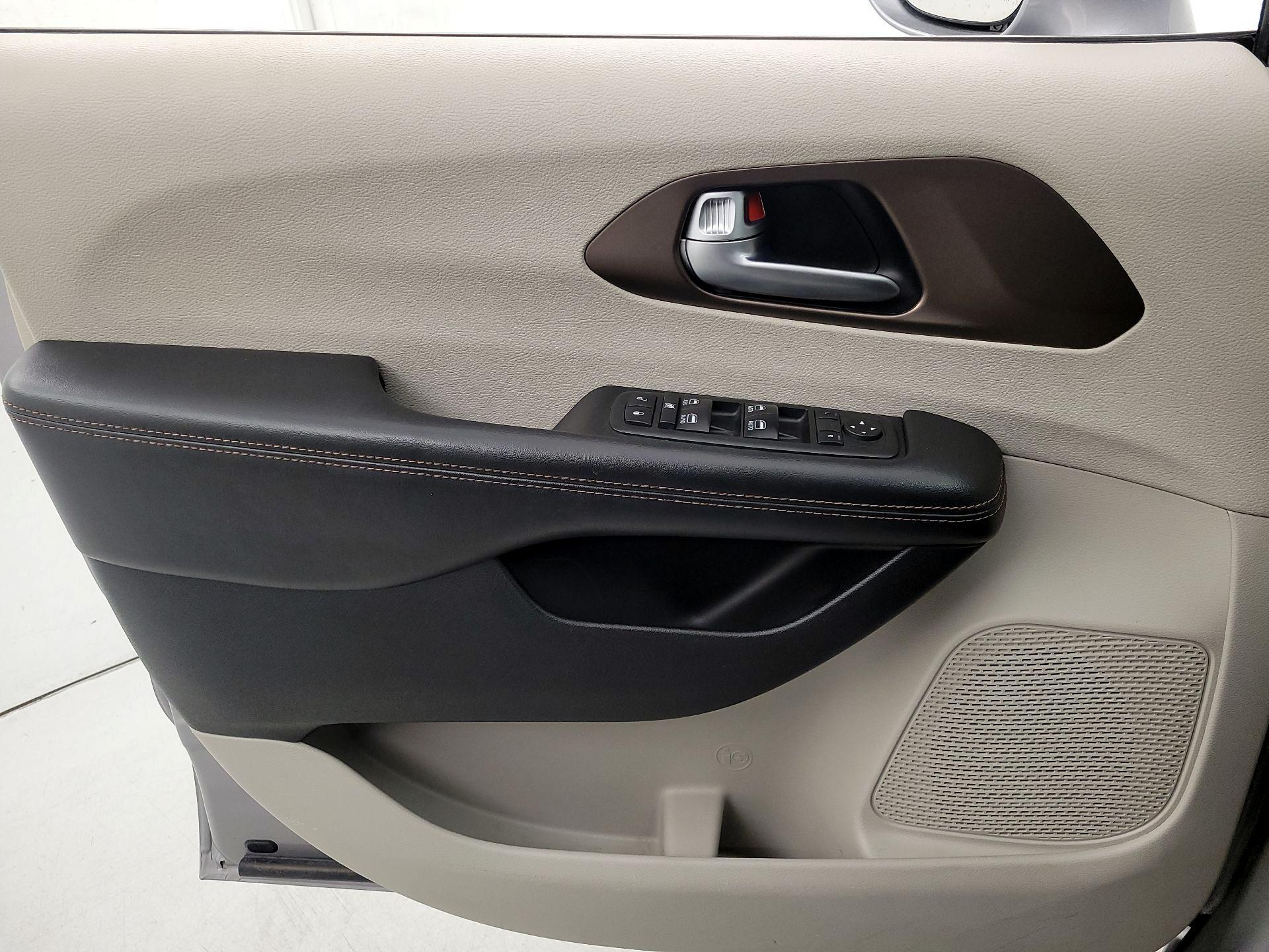 Thumbnail: 2017 Chrysler Pacifica - 12