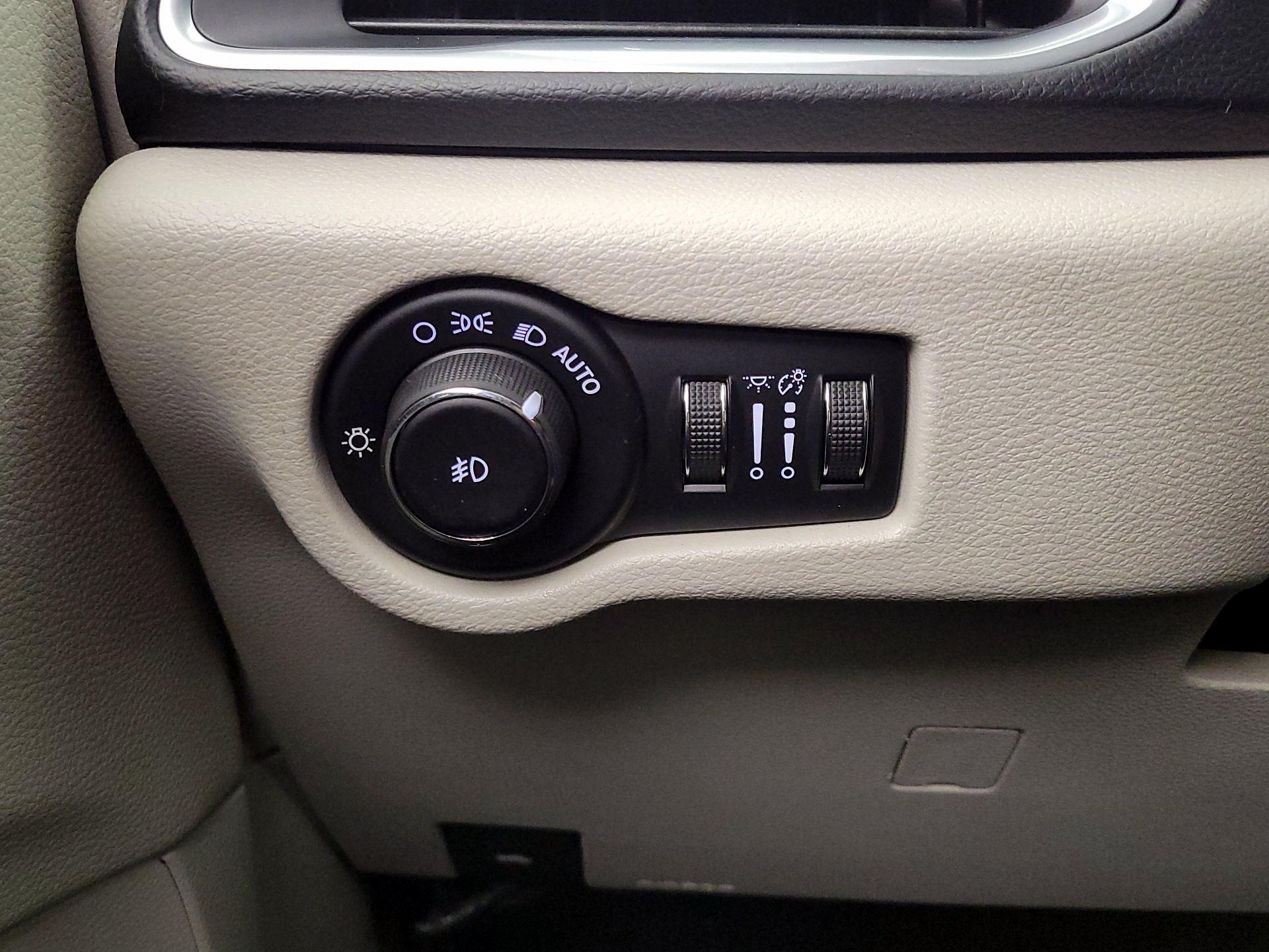 Thumbnail: 2017 Chrysler Pacifica - 13