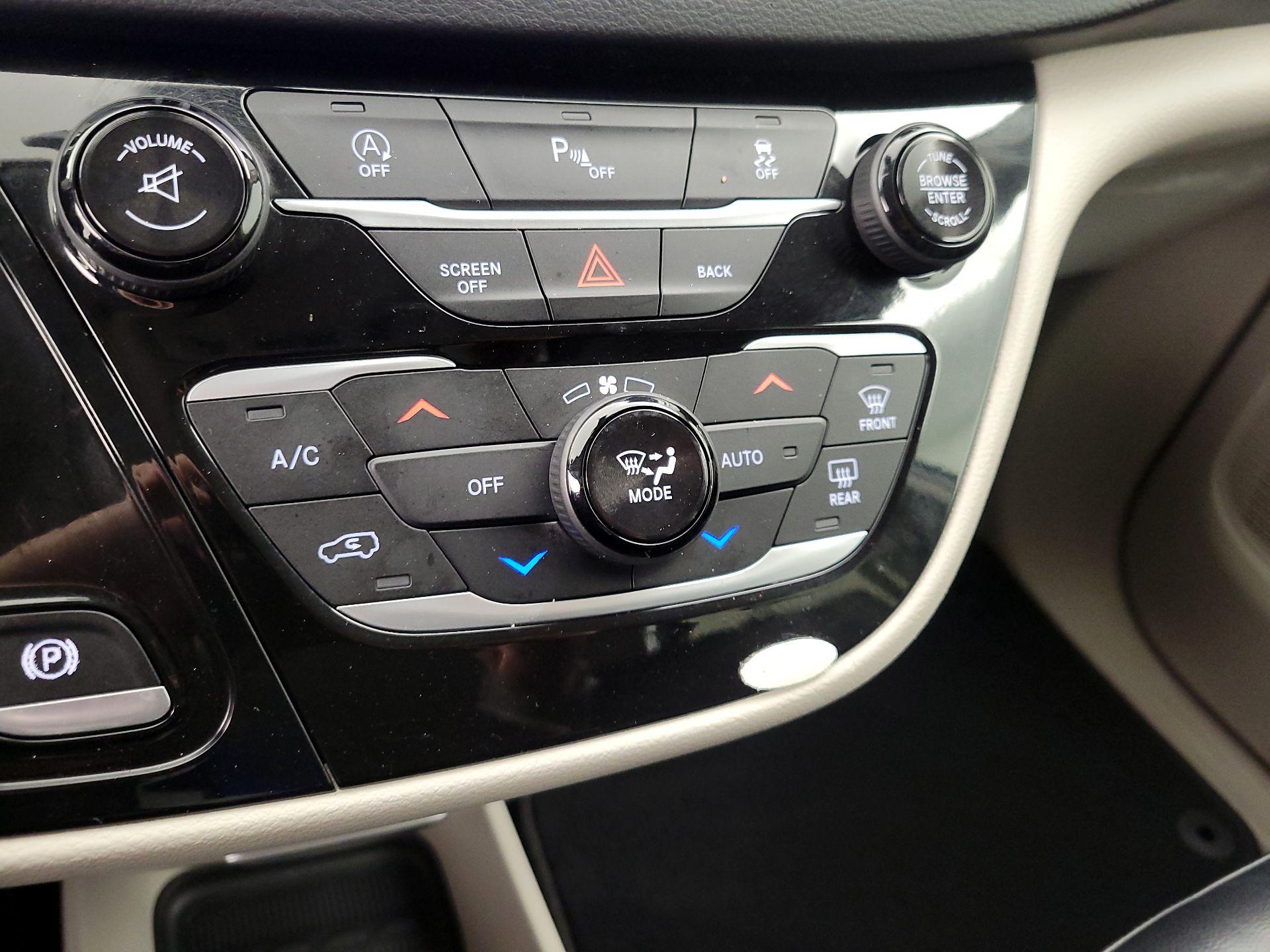 Thumbnail: 2017 Chrysler Pacifica - 17