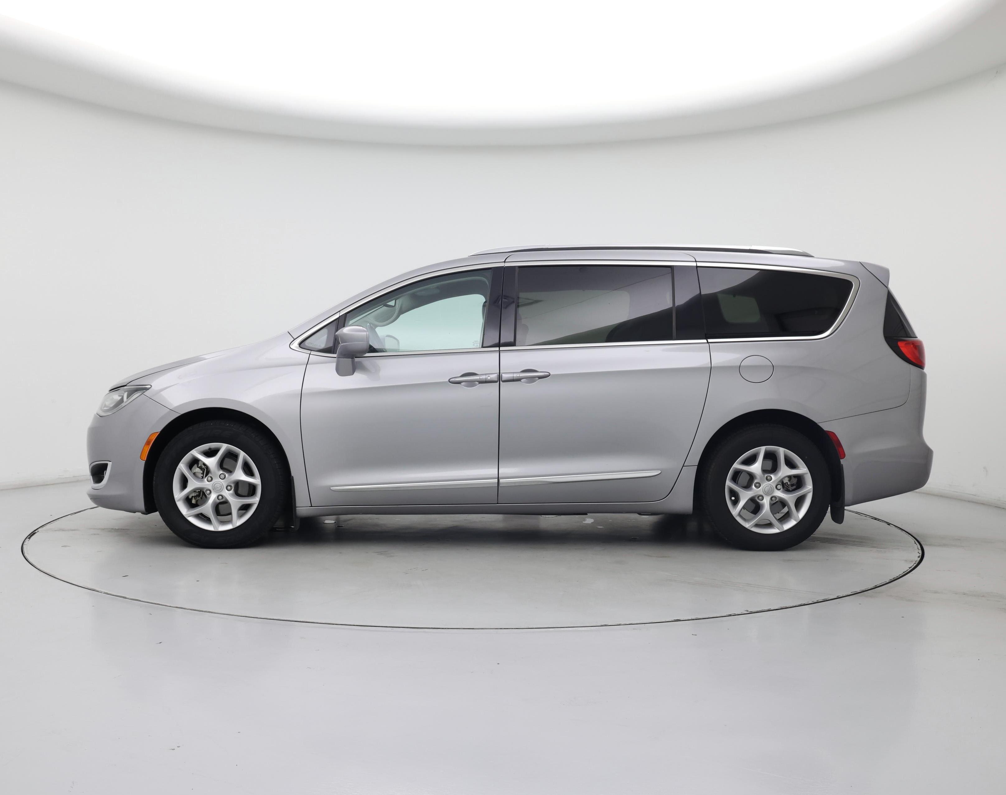 Thumbnail: 2017 Chrysler Pacifica - 3