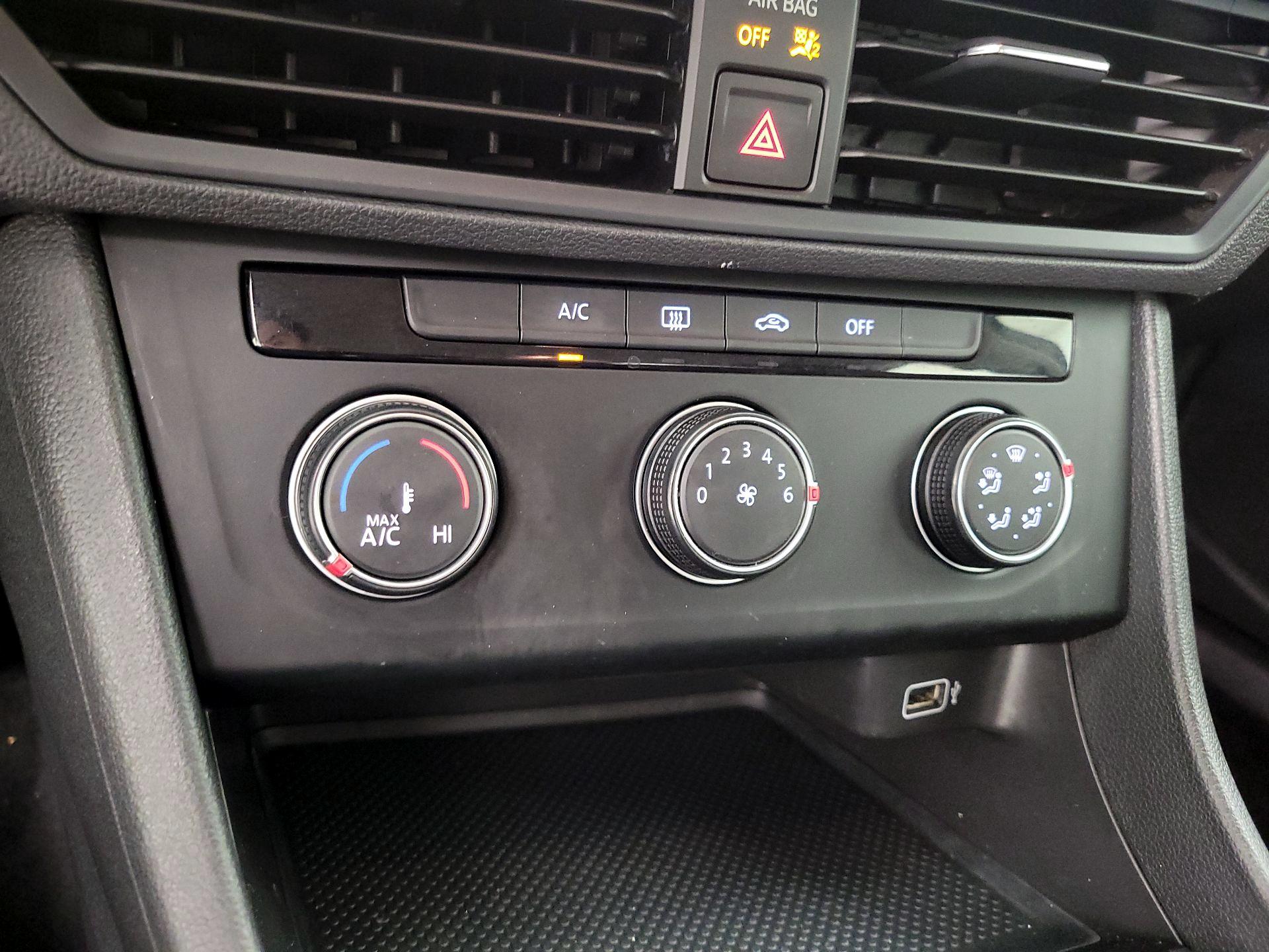 Thumbnail: 2019 Volkswagen Jetta - 16