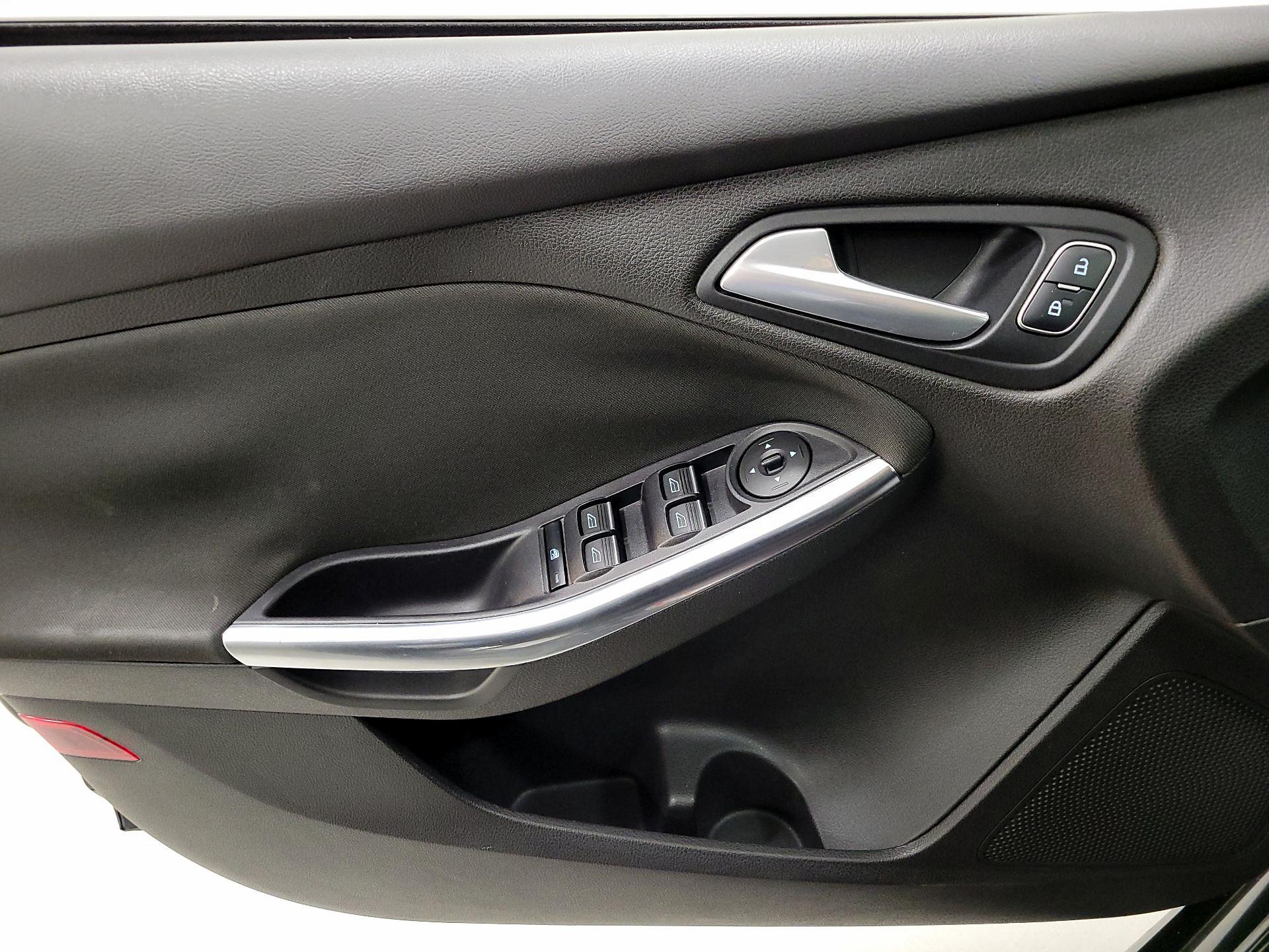 Thumbnail: 2015 Ford Focus - 12