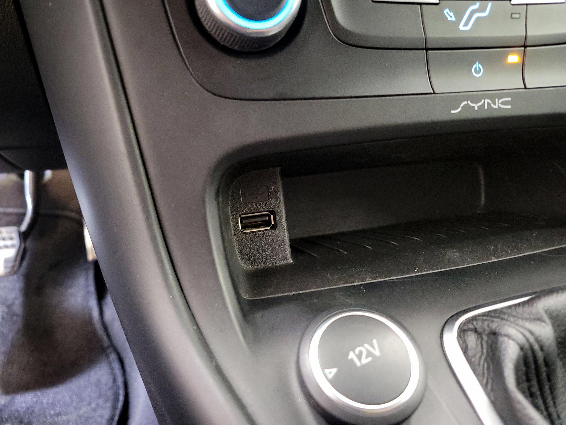 Thumbnail: 2015 Ford Focus - 18