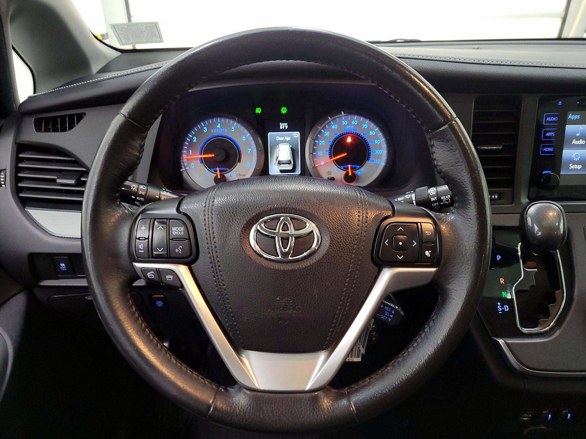 Thumbnail: 2017 Toyota Sienna - 10