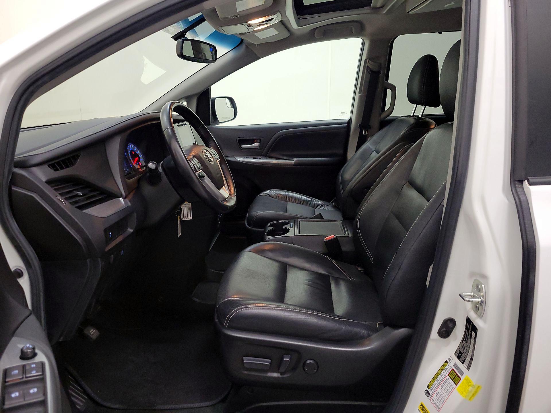 Thumbnail: 2017 Toyota Sienna - 11