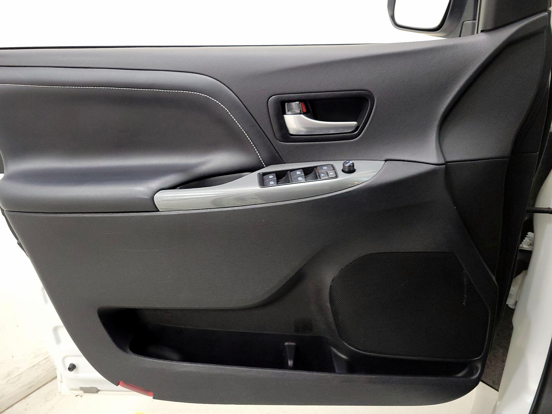 Thumbnail: 2017 Toyota Sienna - 12