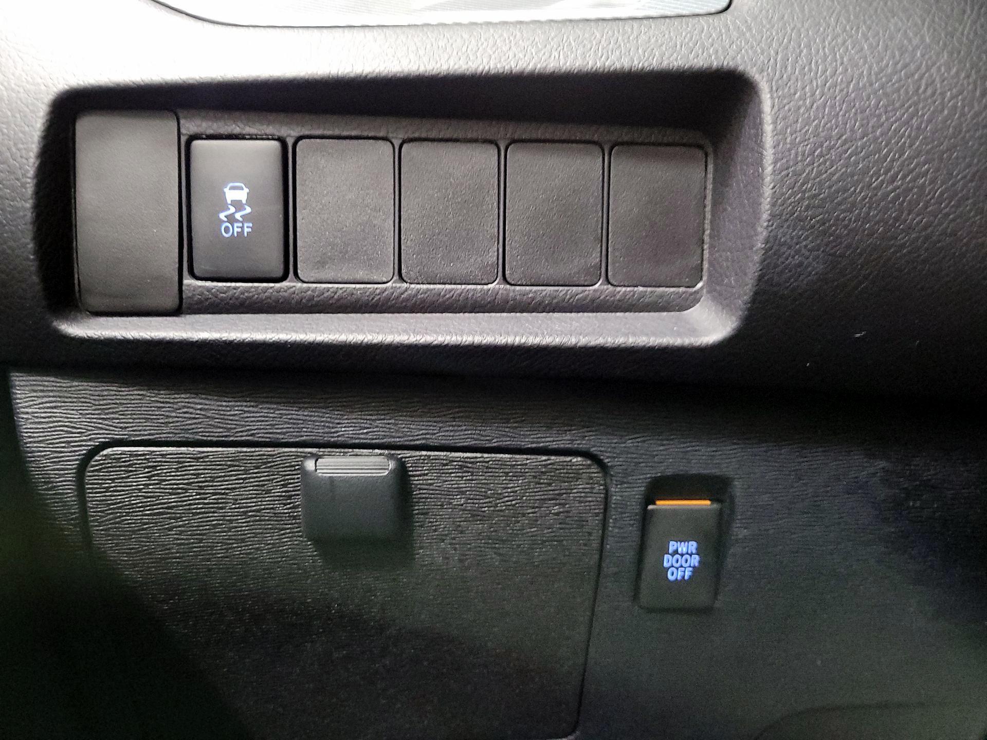 Thumbnail: 2017 Toyota Sienna - 13