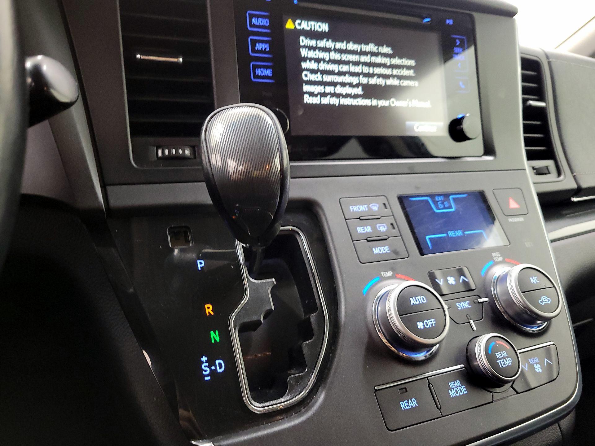 Thumbnail: 2017 Toyota Sienna - 17