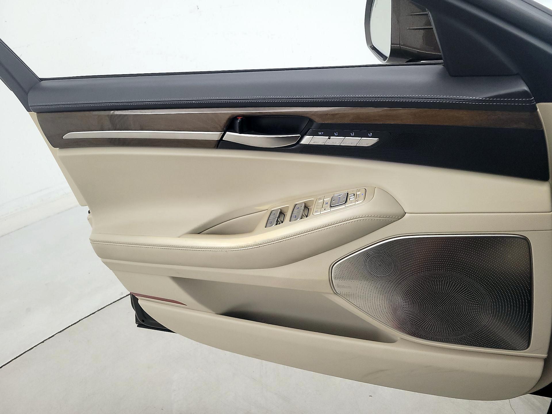 Thumbnail: 2017 Genesis G90 - 12