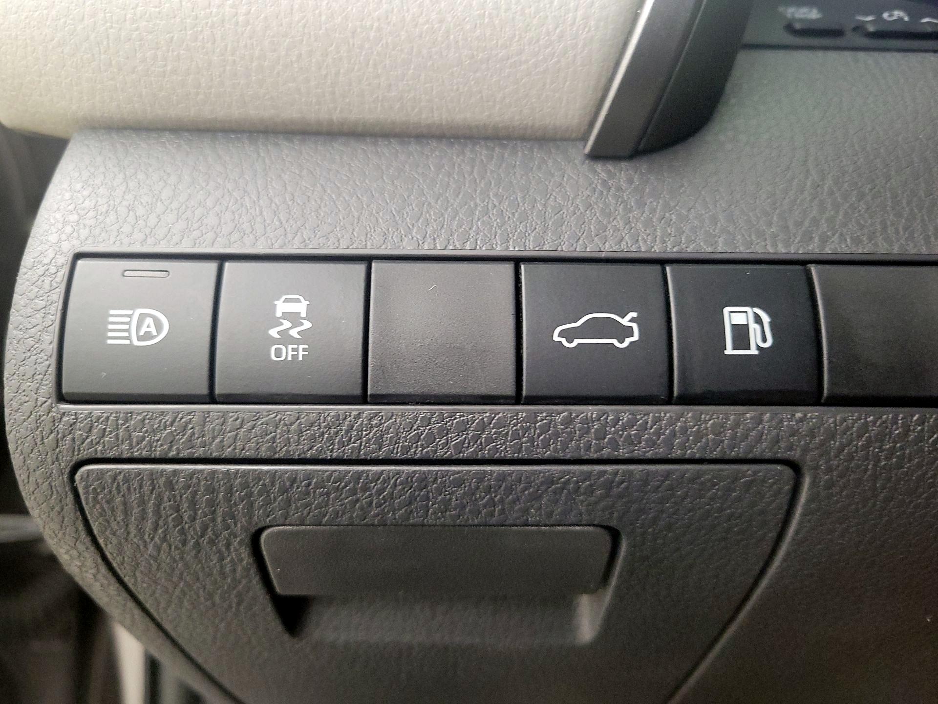 Thumbnail: 2018 Toyota Camry - 13