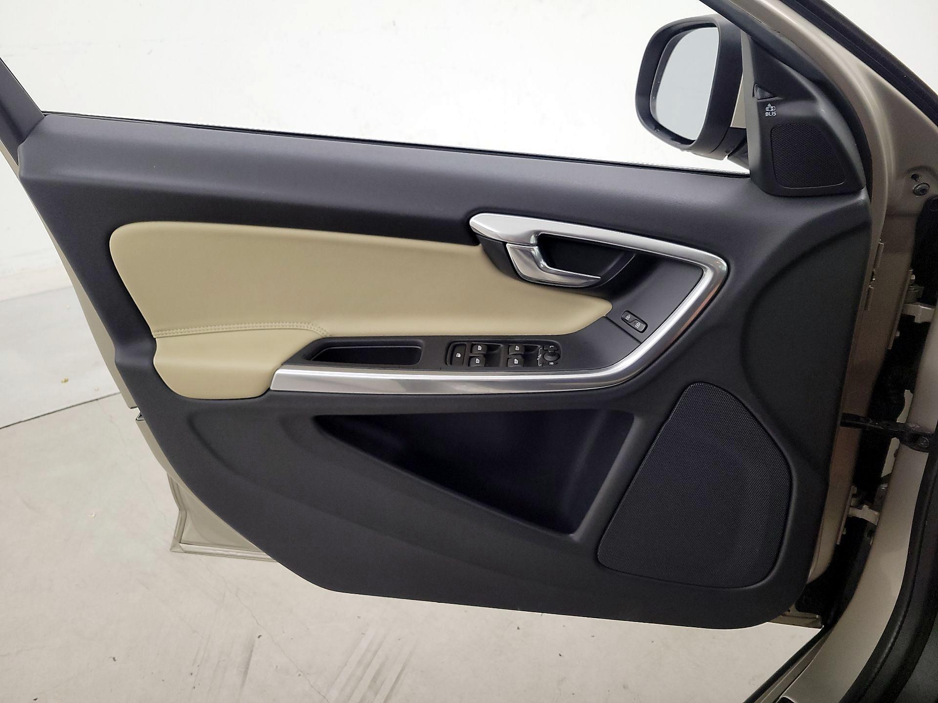 Thumbnail: 2017 Volvo V60 - 12