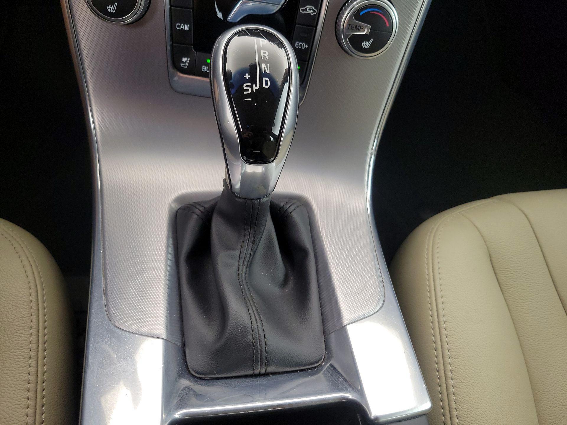Thumbnail: 2017 Volvo V60 - 17