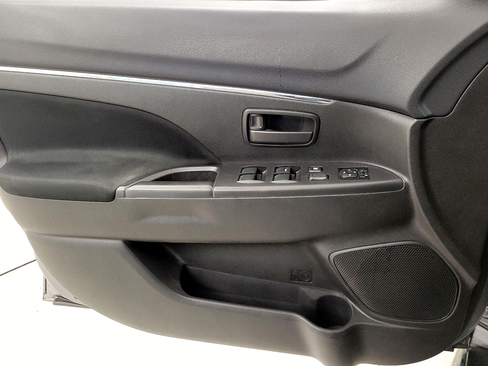 Thumbnail: 2013 Mitsubishi Outlander Sport - 12
