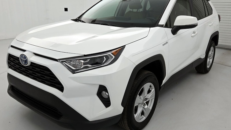 2021 Toyota RAV4 XLE 3