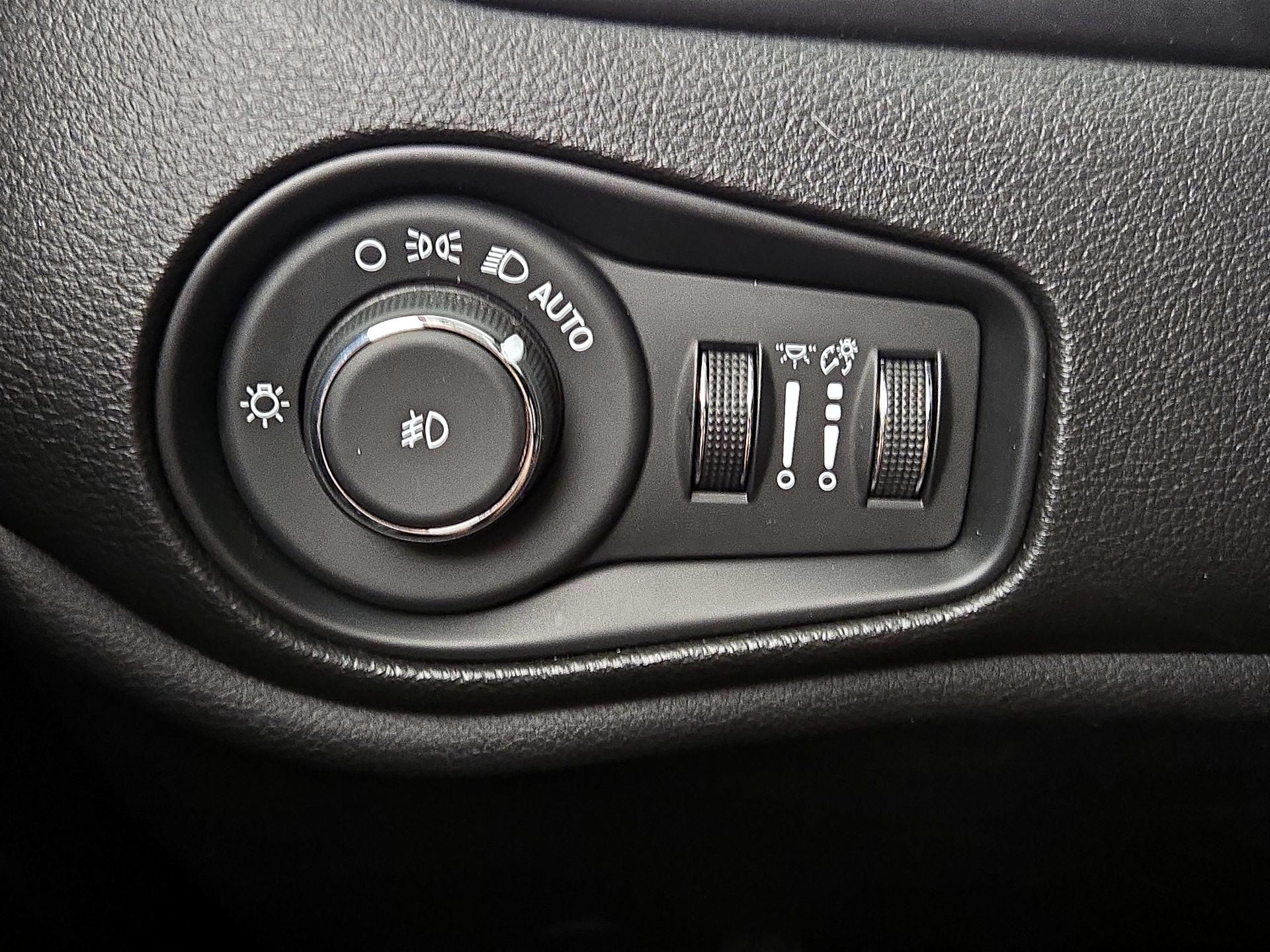 Thumbnail: 2016 Jeep Renegade - 13