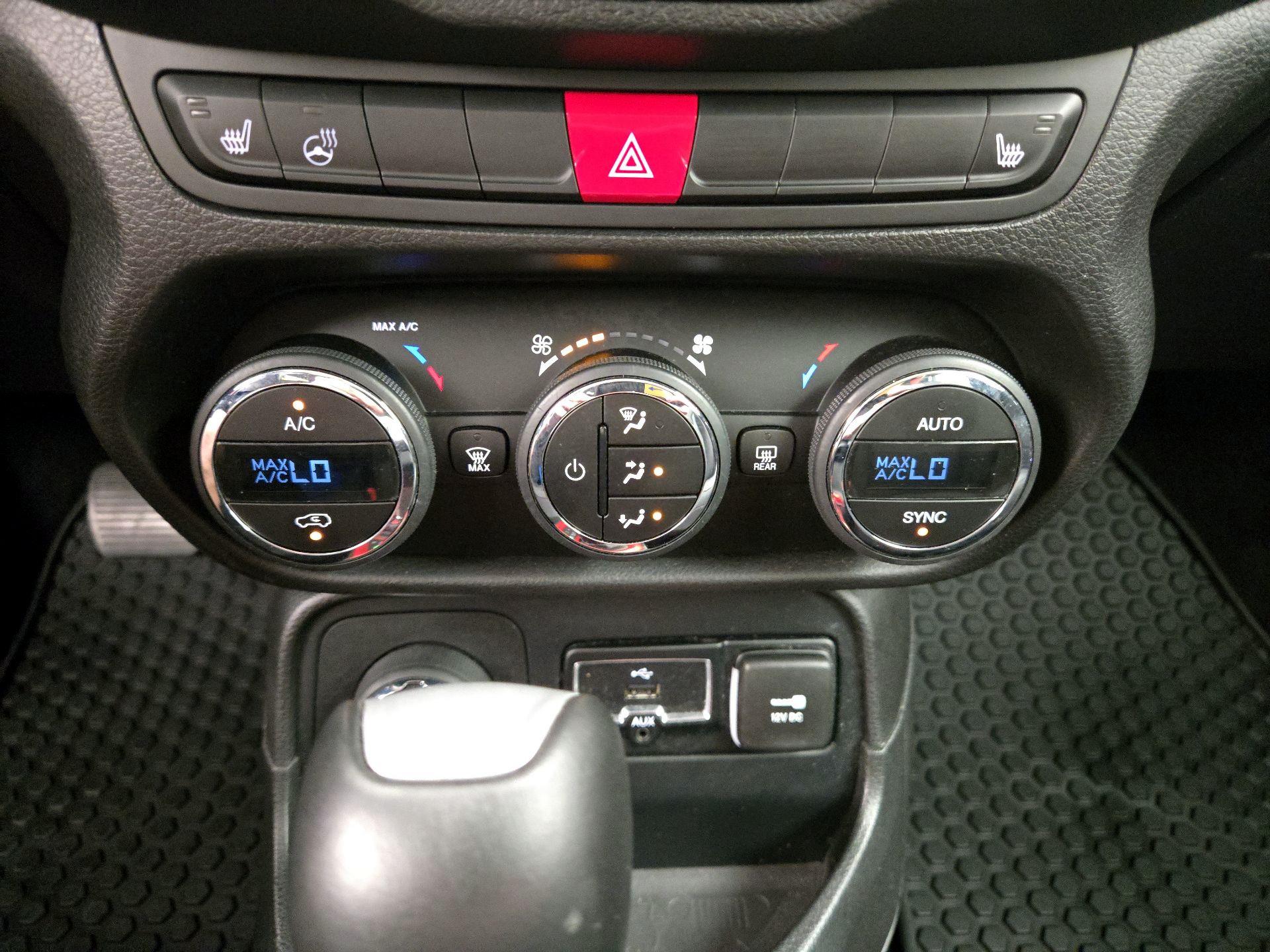 Thumbnail: 2016 Jeep Renegade - 17