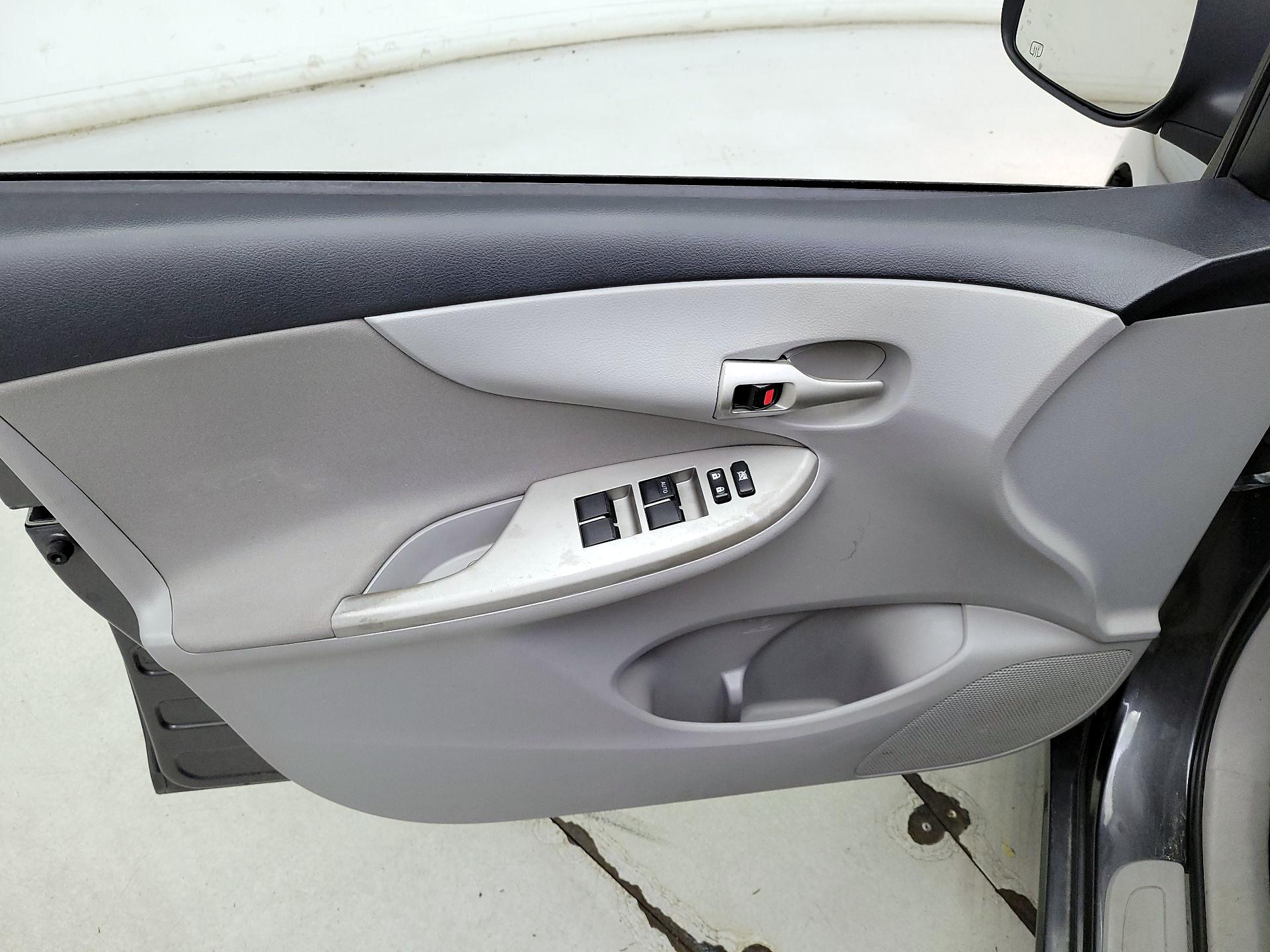 Thumbnail: 2013 Toyota Corolla - 12
