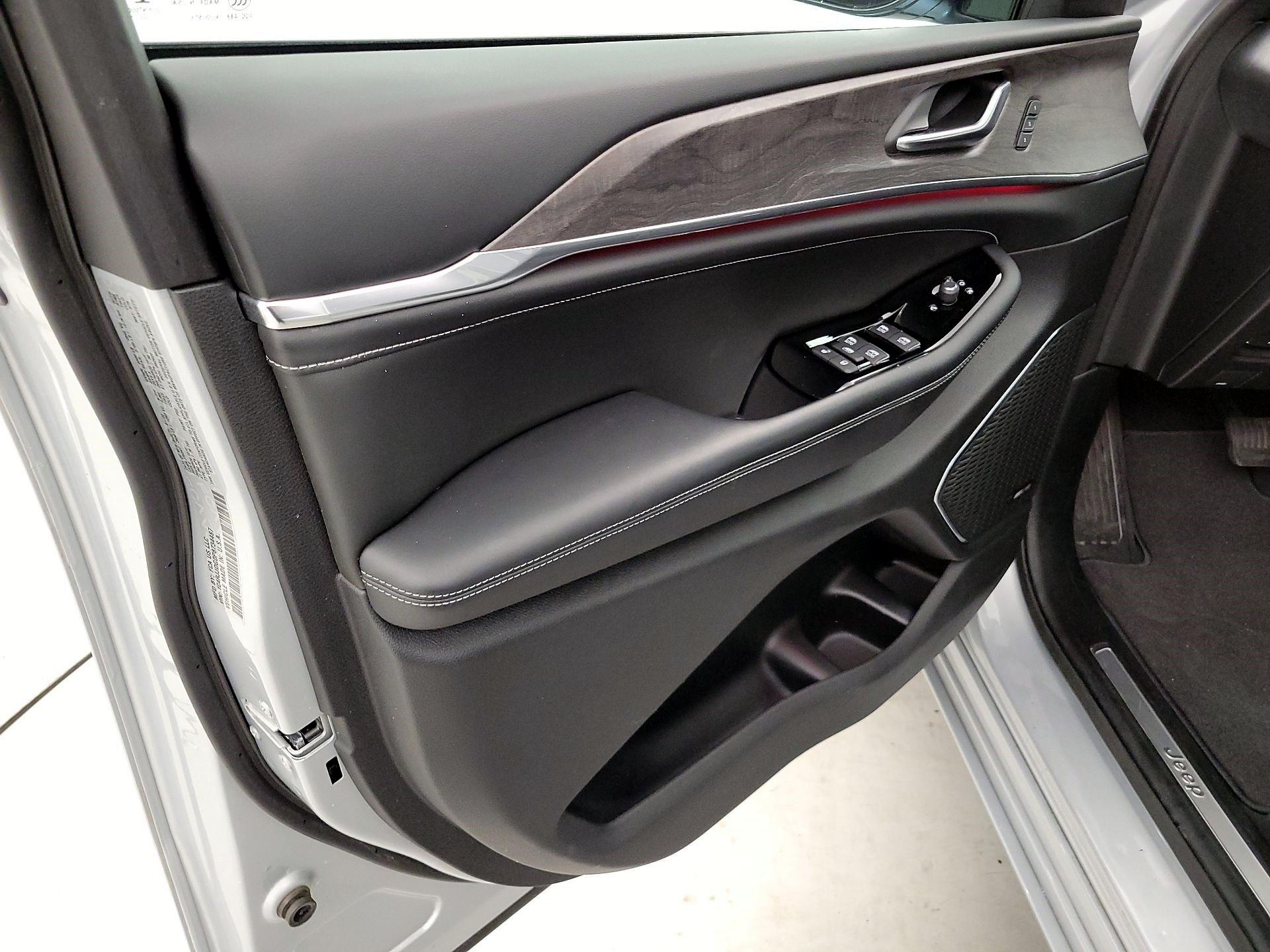 Thumbnail: 2023 Jeep Grand Cherokee L - 12