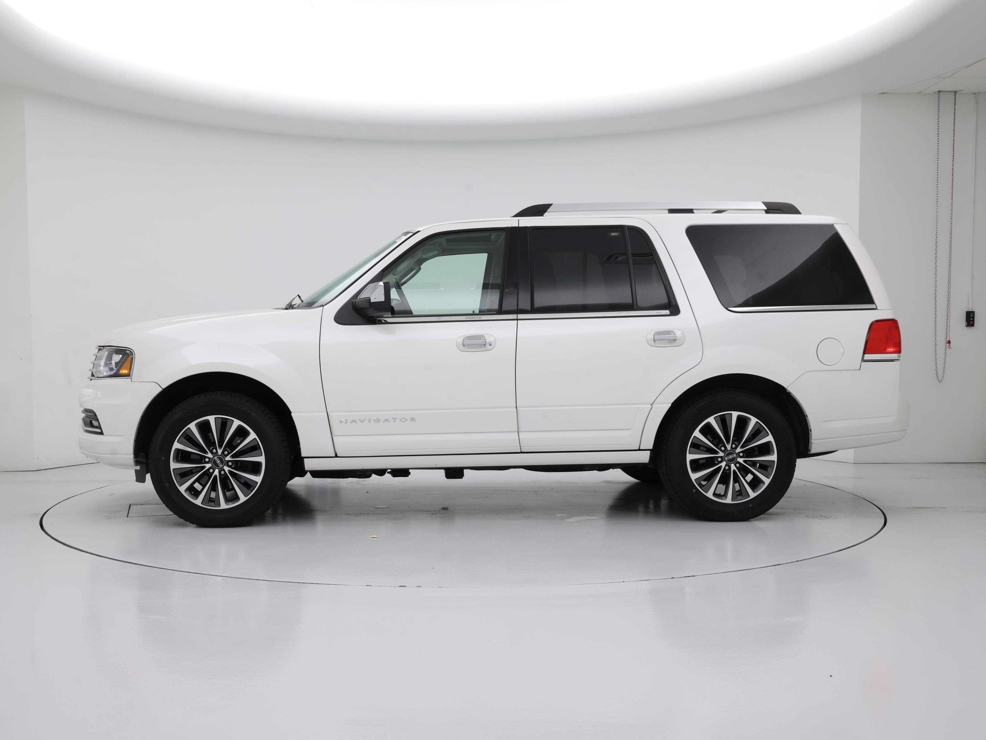 Thumbnail: 2017 Lincoln Navigator - 3