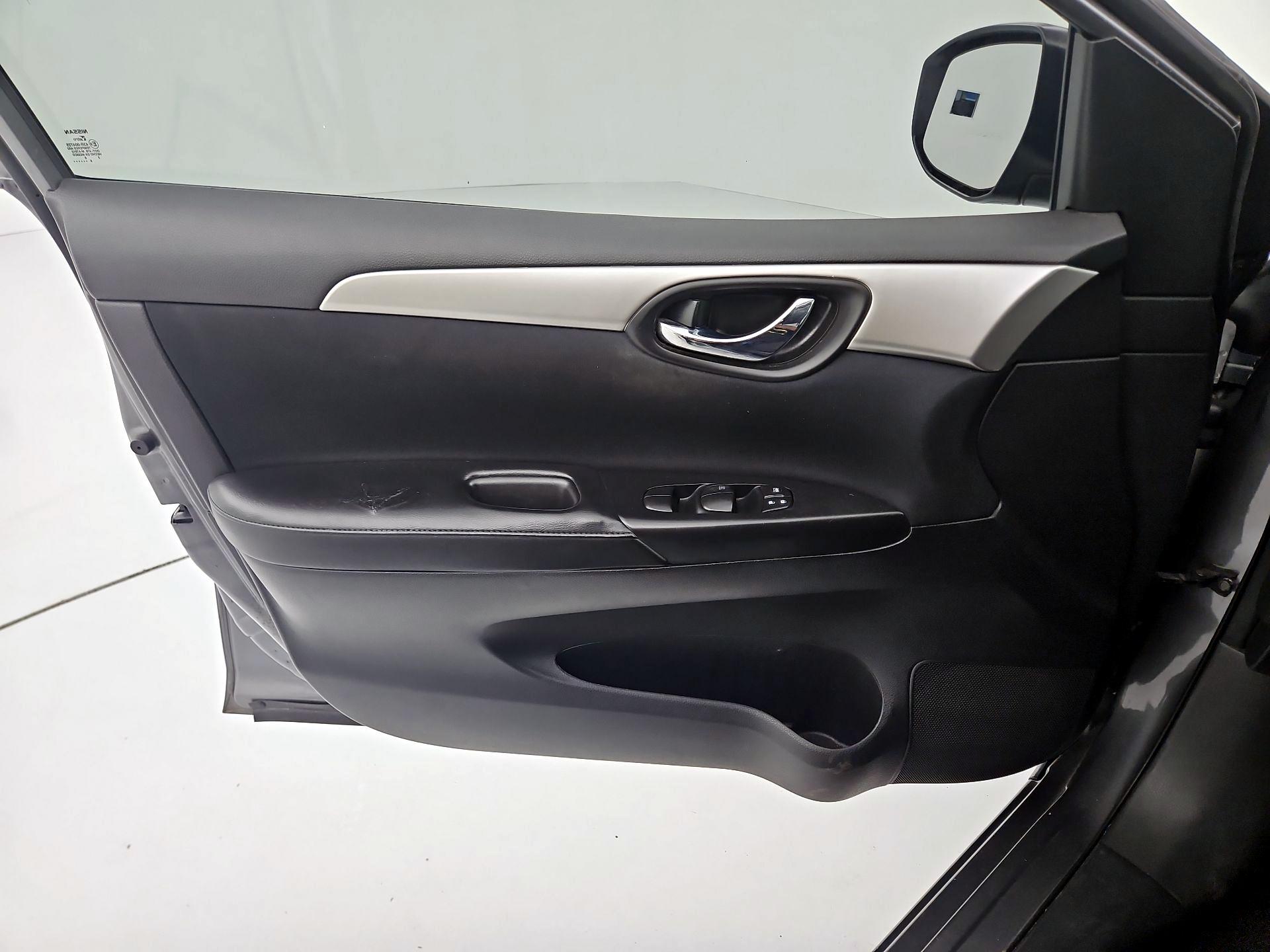 Thumbnail: 2016 Nissan Sentra - 12