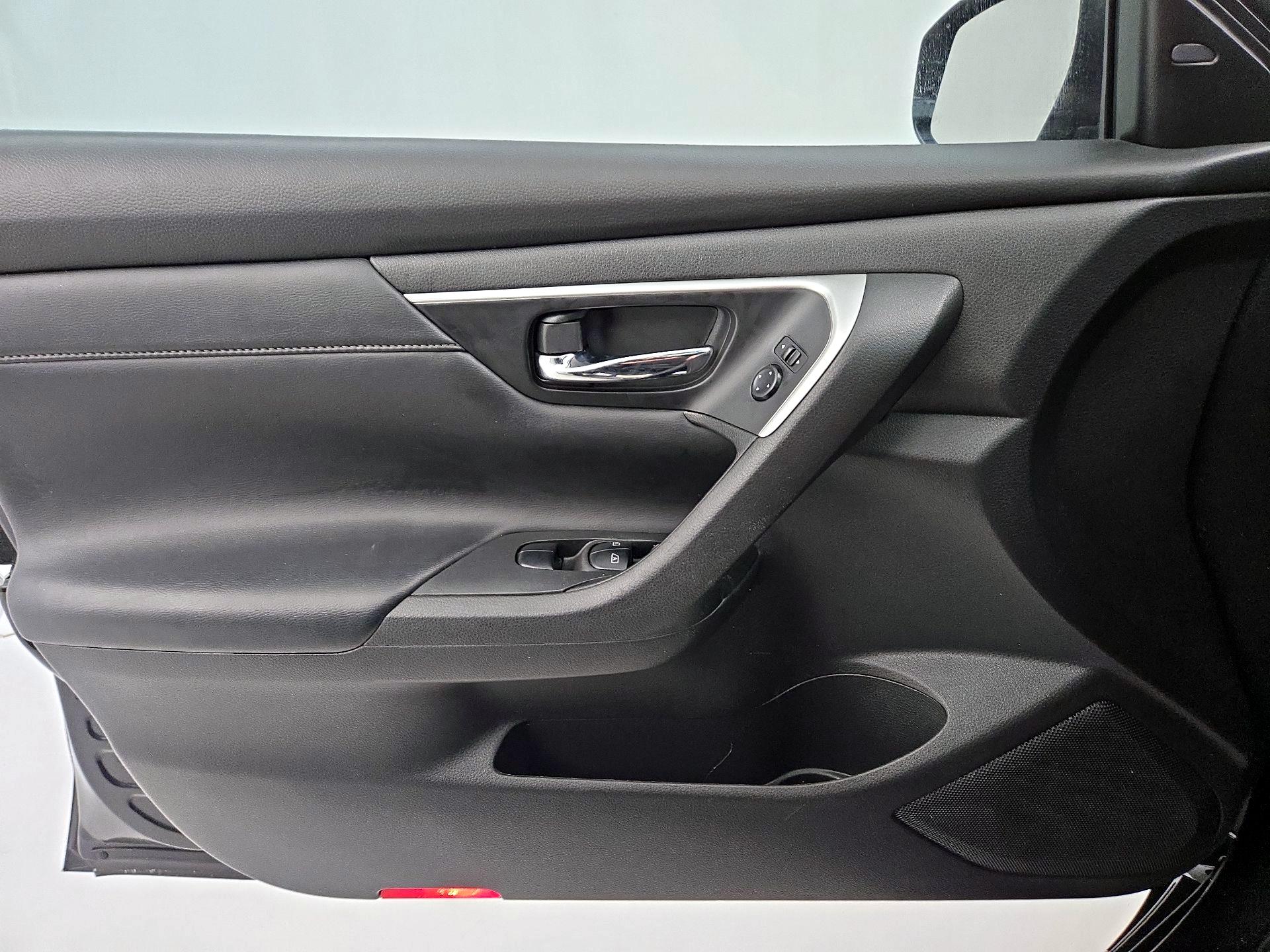 Thumbnail: 2016 Nissan Altima - 12