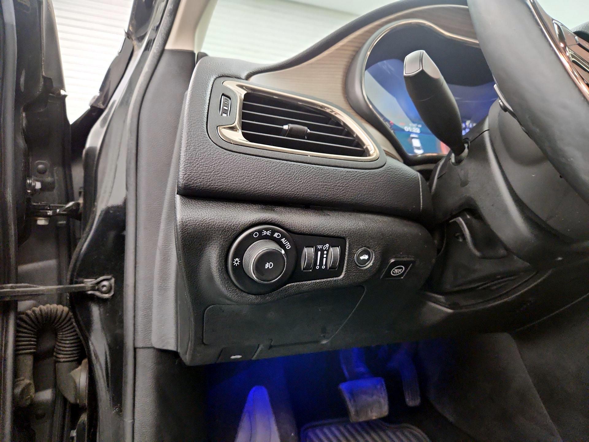 Thumbnail: 2015 Chrysler 200 - 13