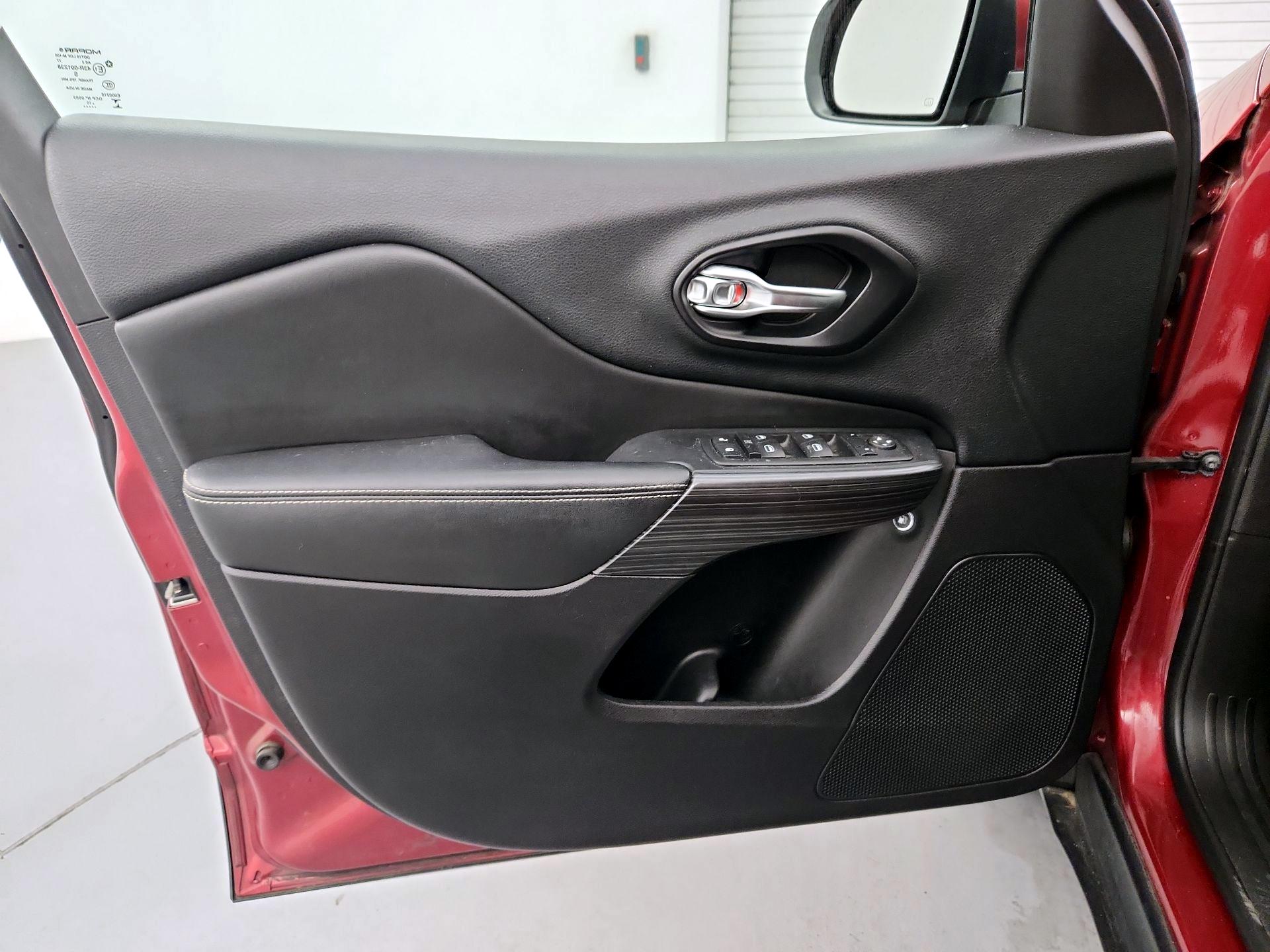 Thumbnail: 2015 Jeep Cherokee - 12