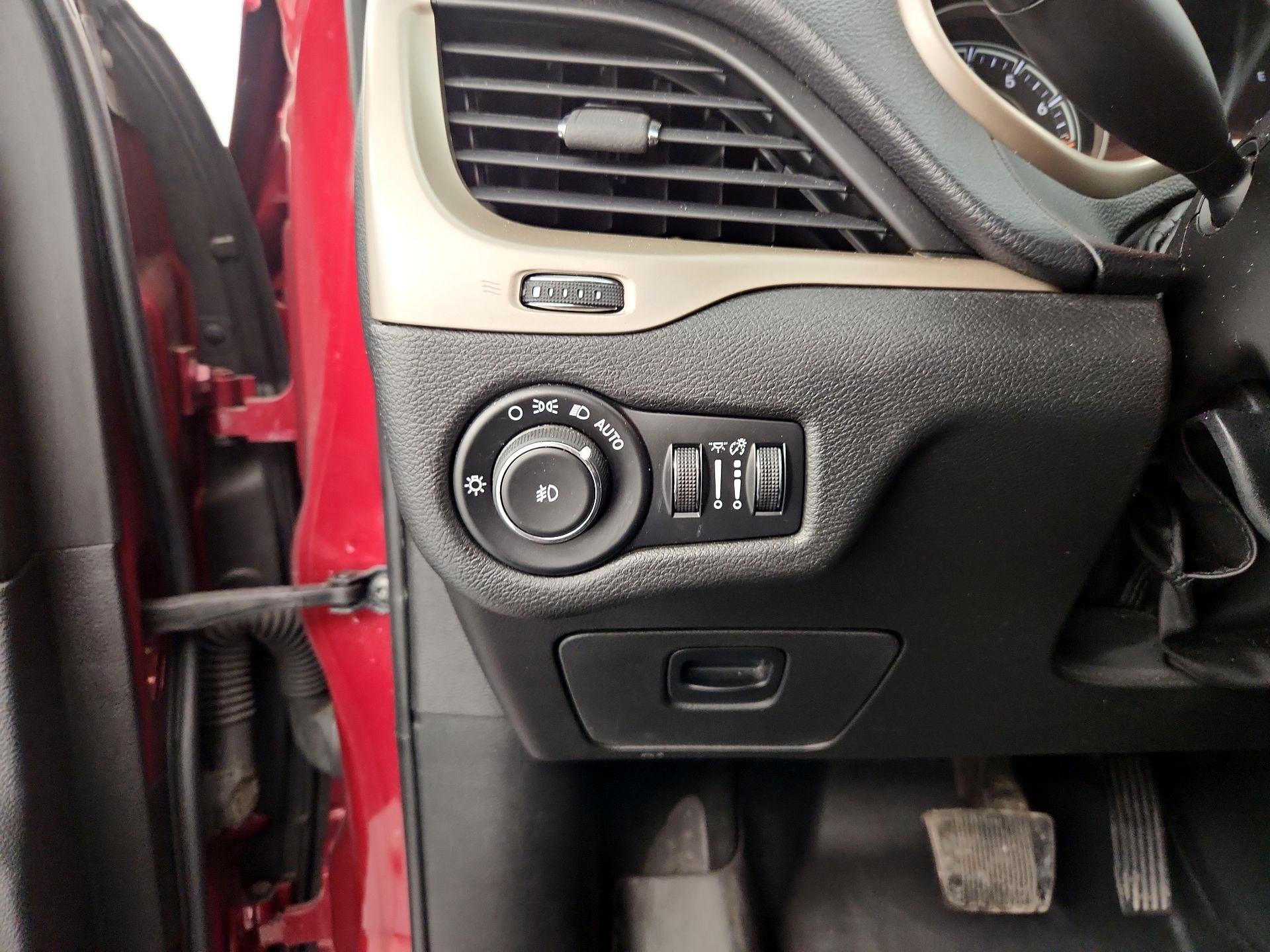 Thumbnail: 2015 Jeep Cherokee - 13