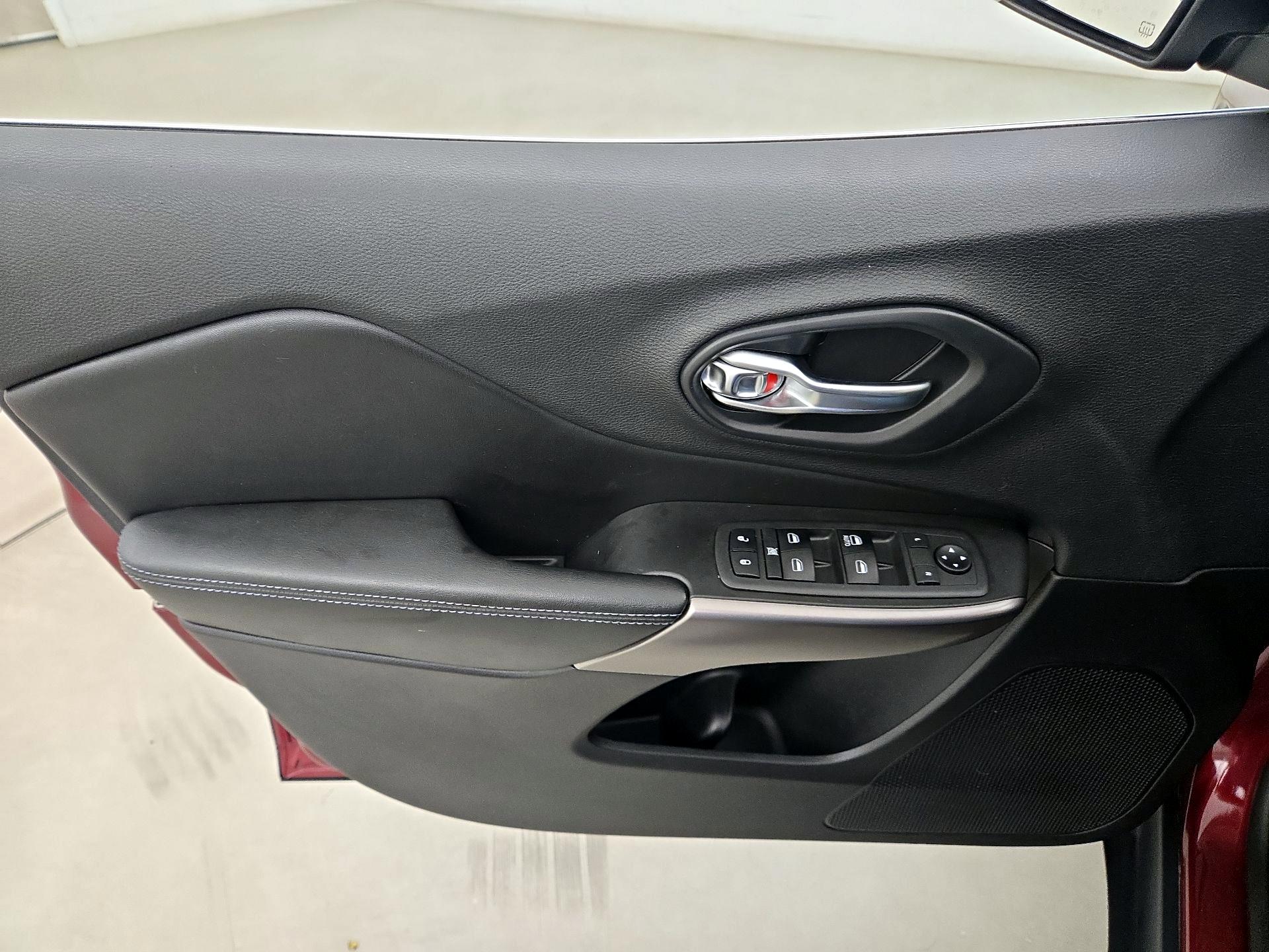 Thumbnail: 2019 Jeep Cherokee - 12