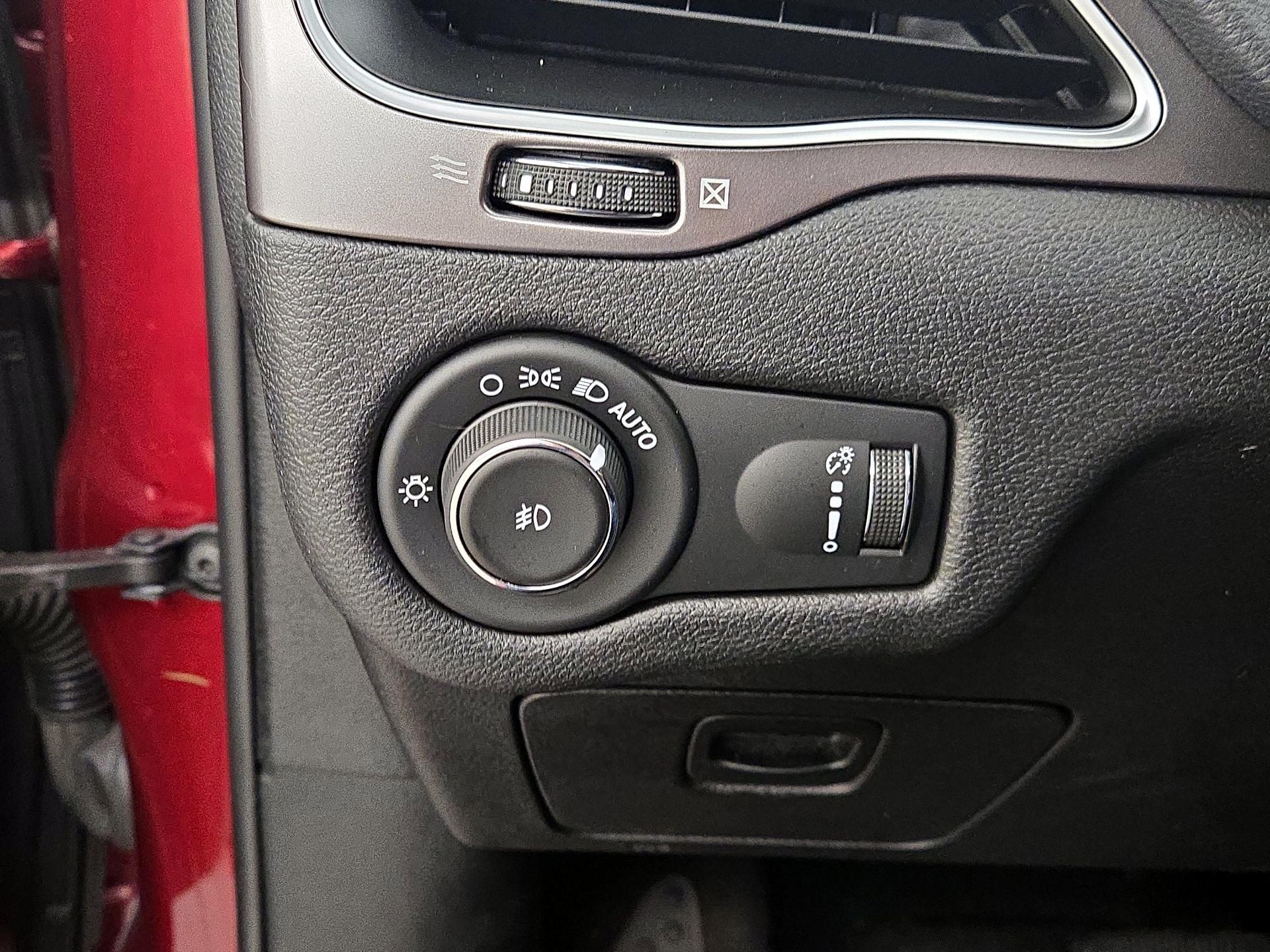 Thumbnail: 2019 Jeep Cherokee - 13