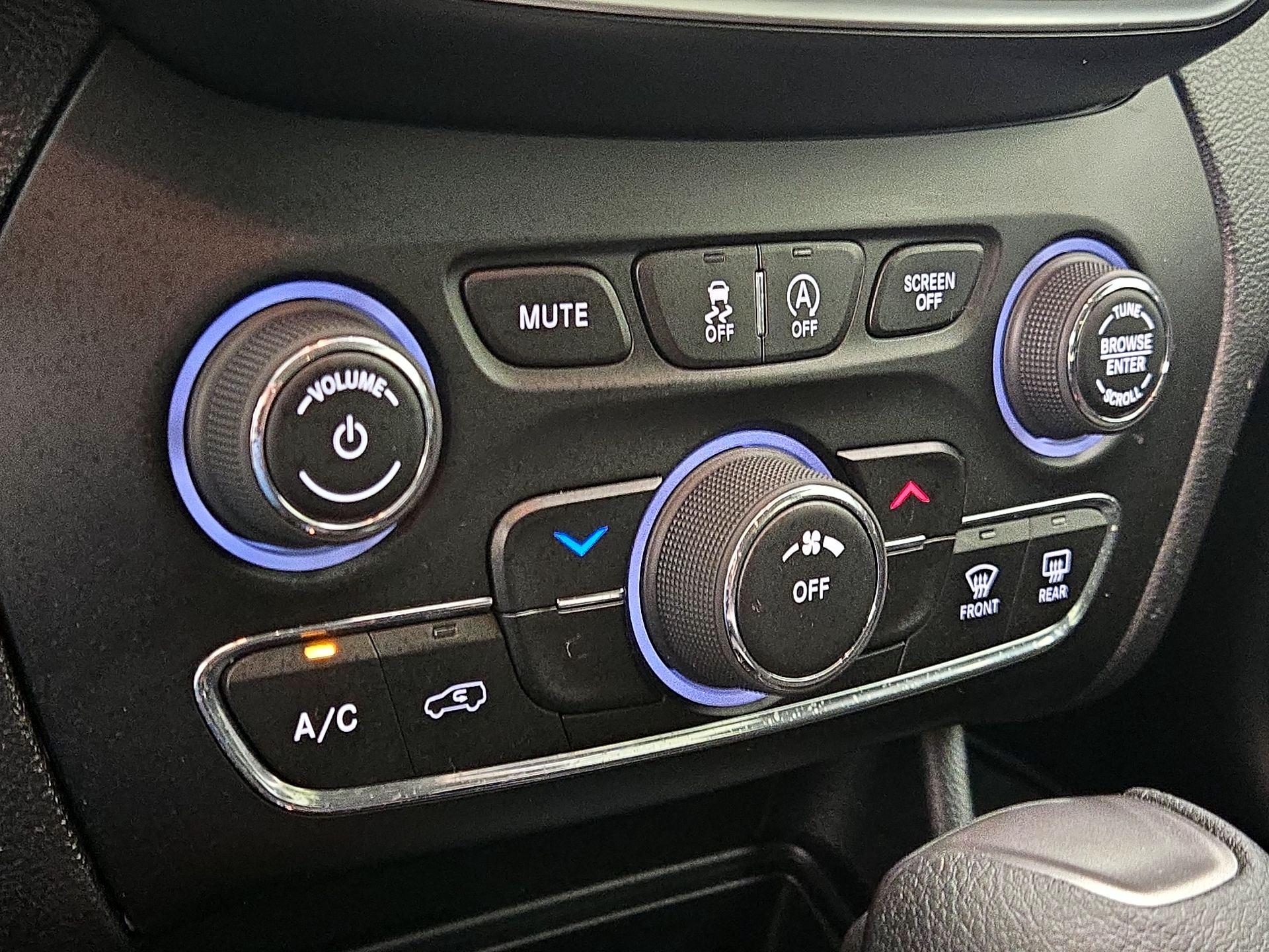 Thumbnail: 2019 Jeep Cherokee - 16