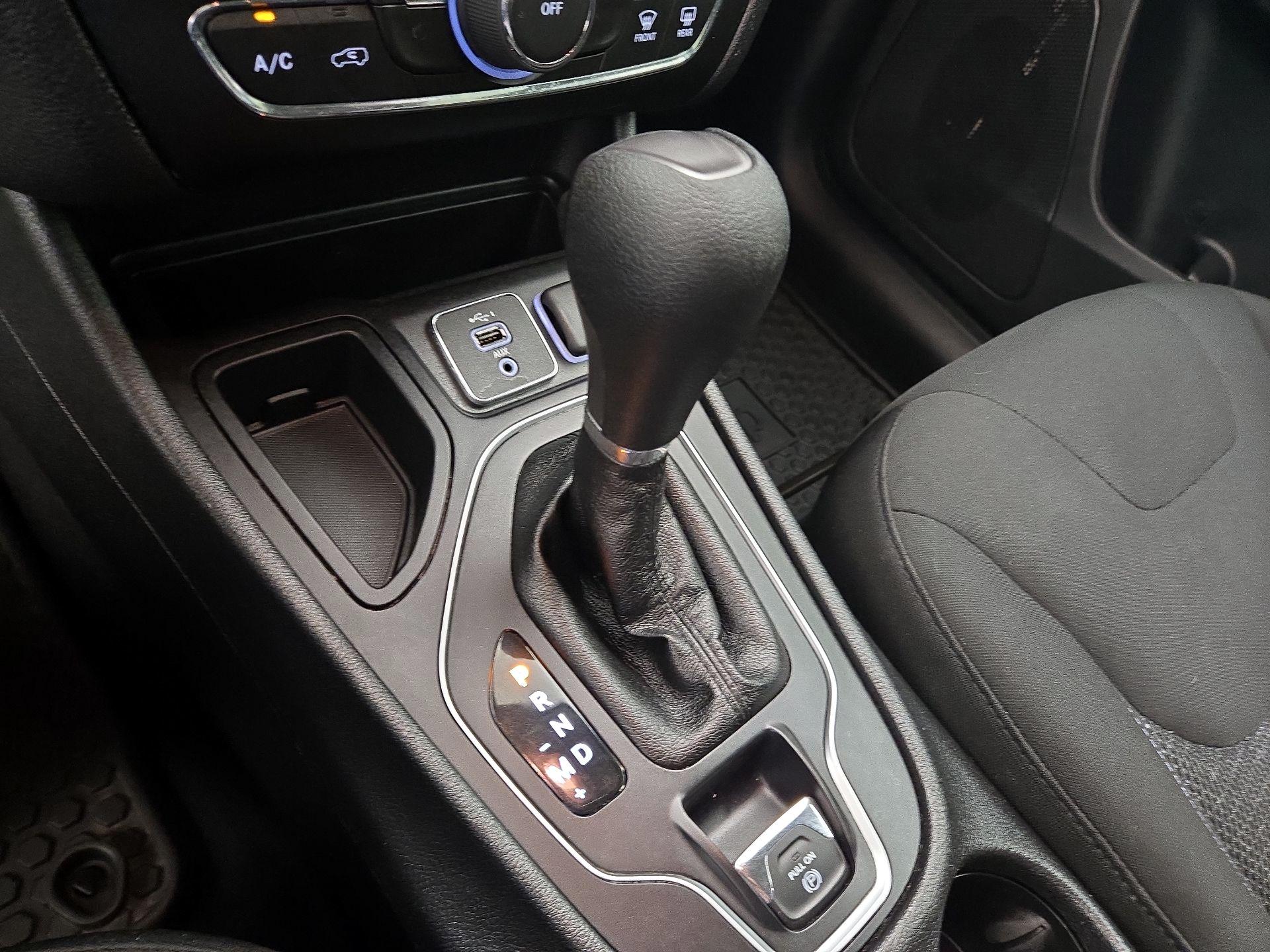 Thumbnail: 2019 Jeep Cherokee - 17
