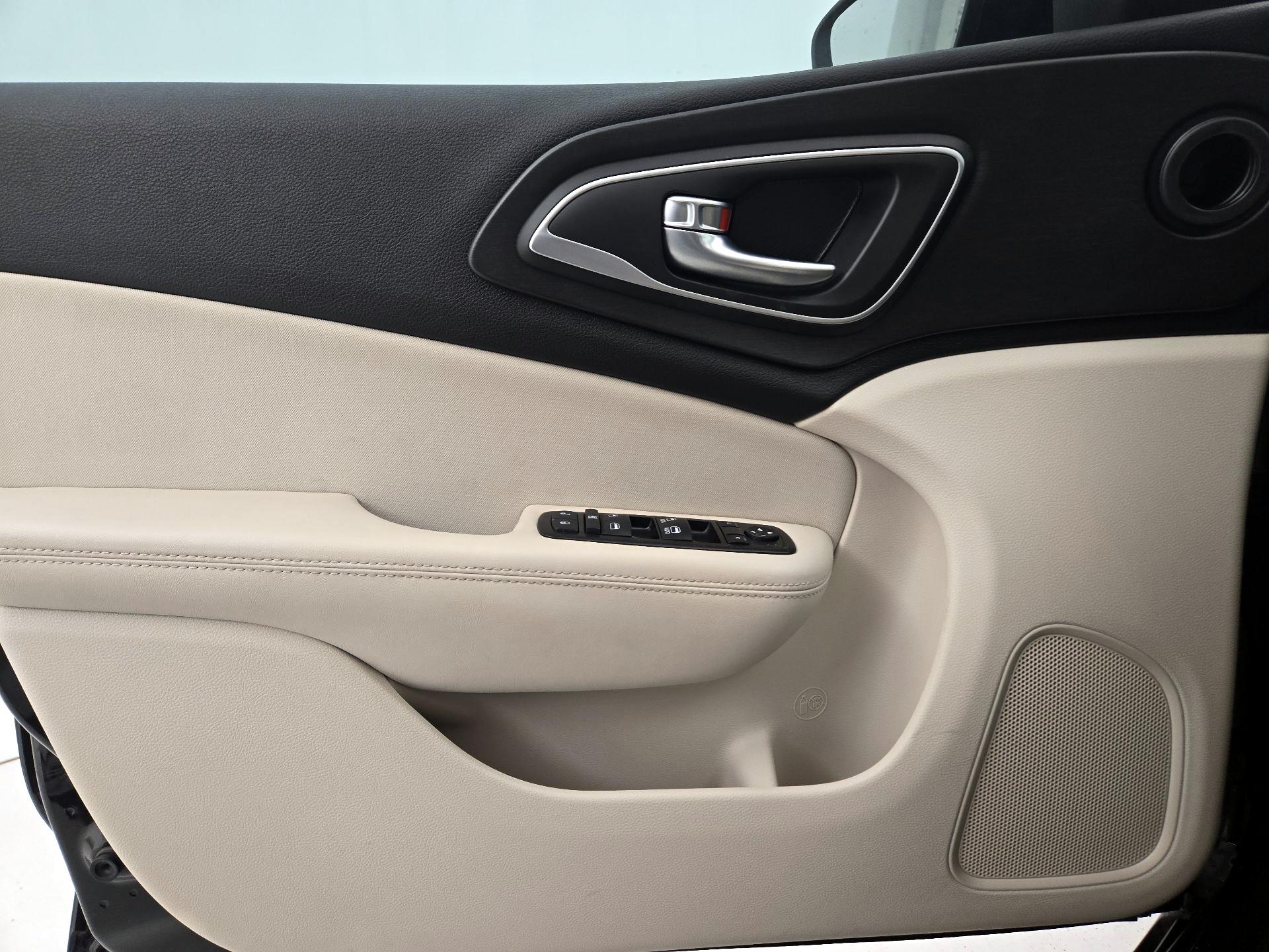 Thumbnail: 2015 Chrysler 200 - 12