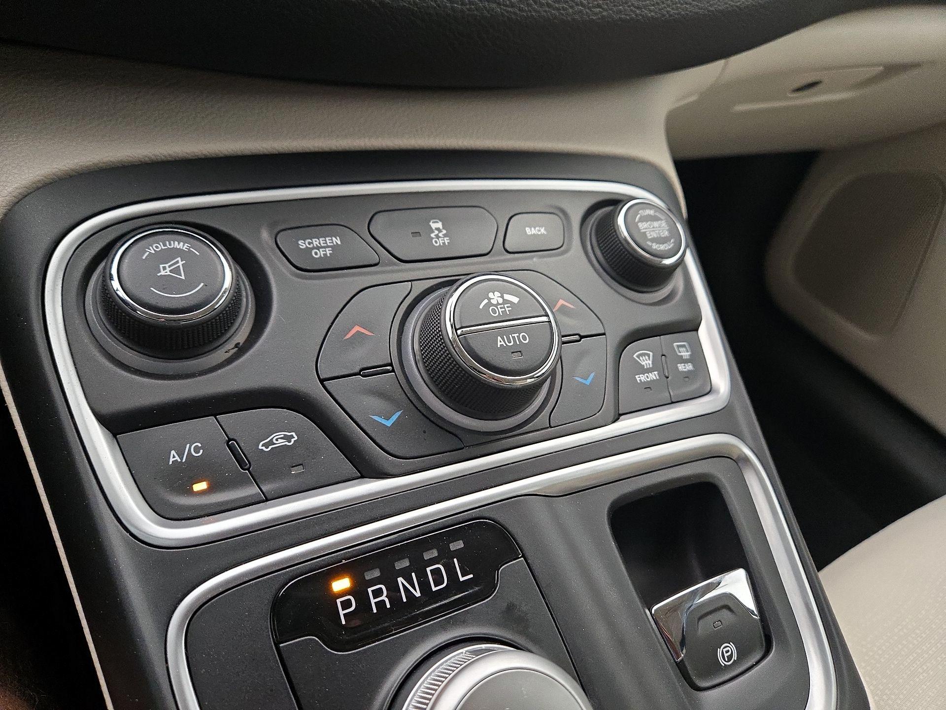 Thumbnail: 2015 Chrysler 200 - 16