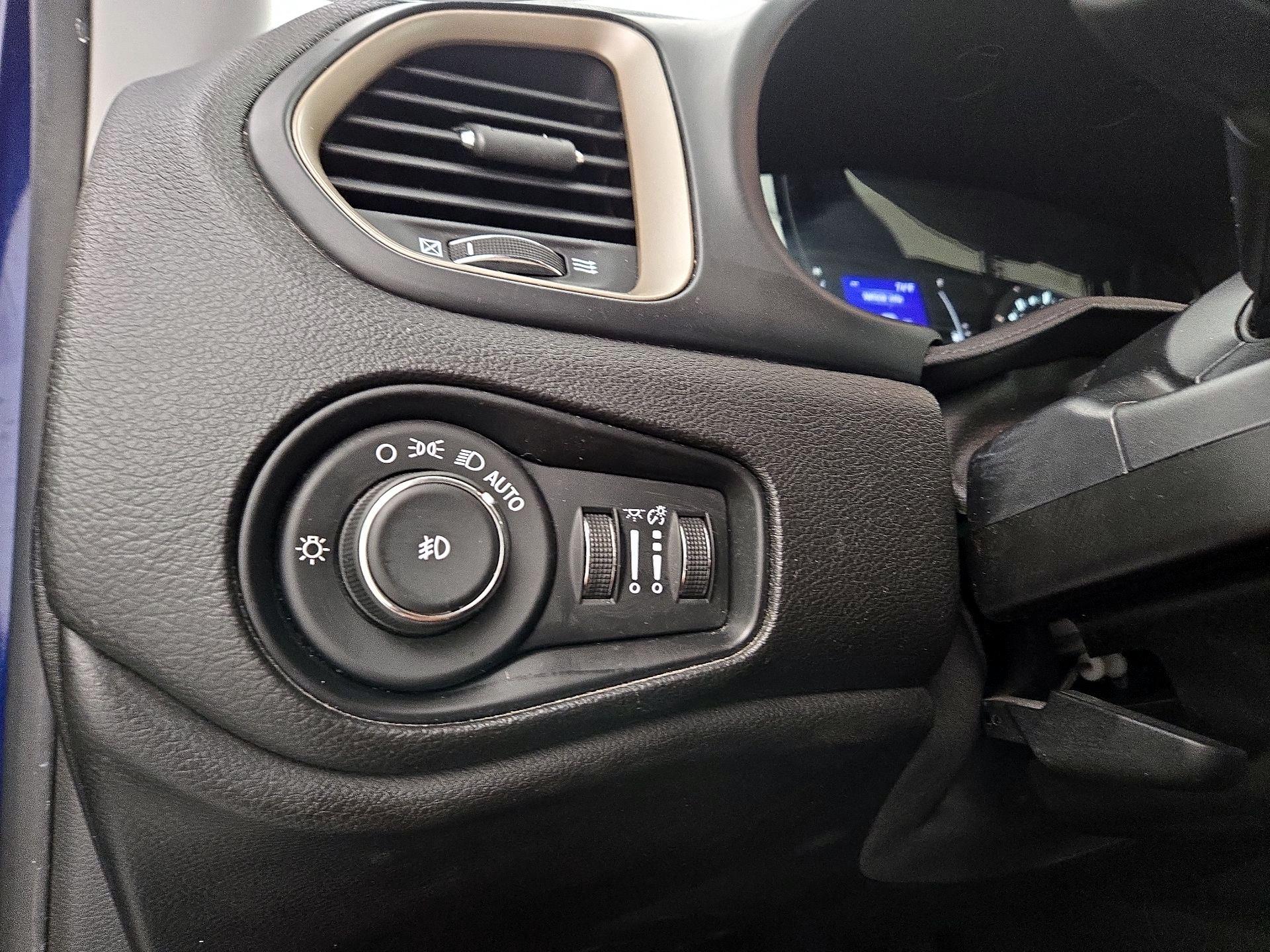 Thumbnail: 2016 Jeep Renegade - 13