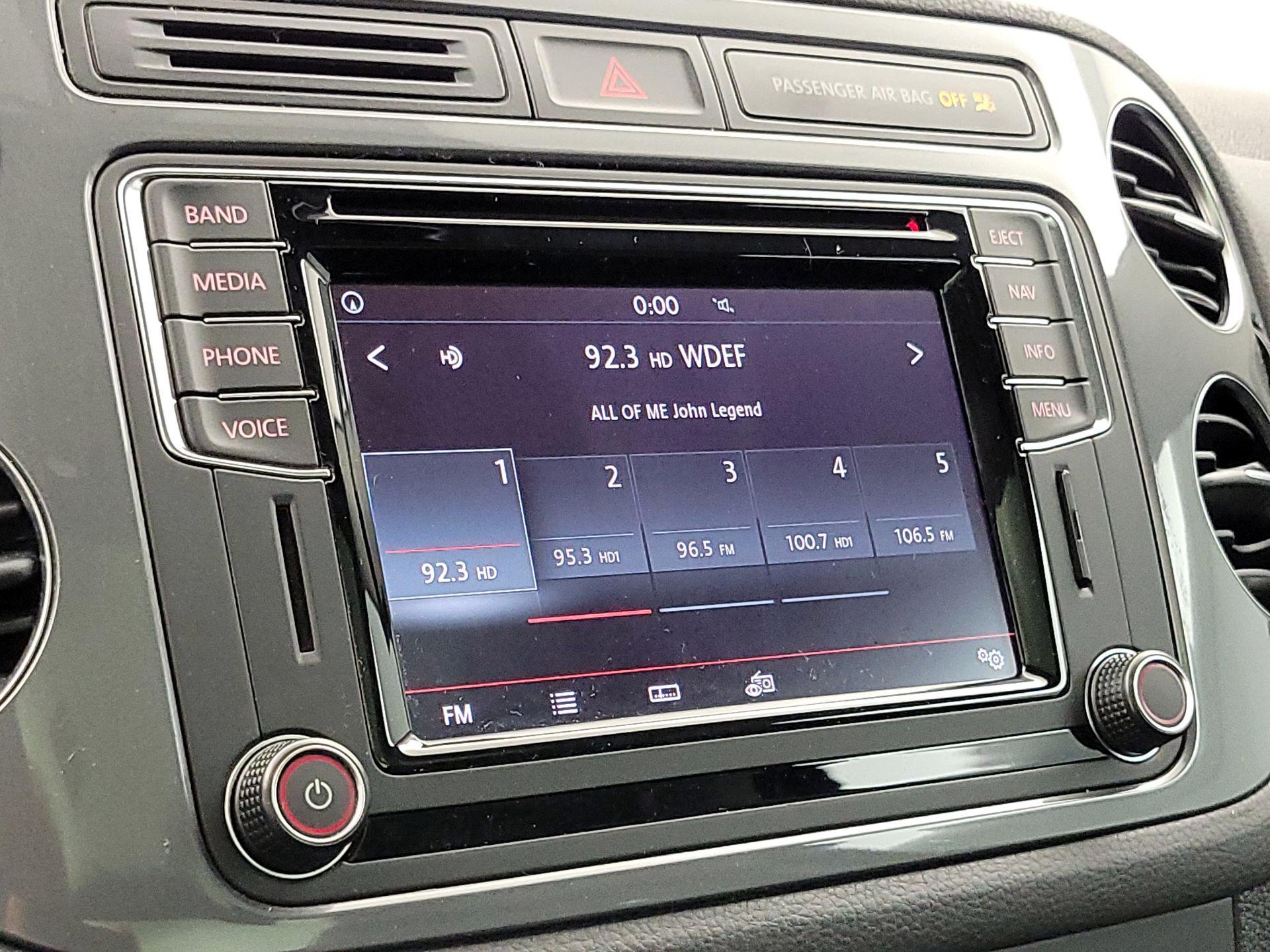 Thumbnail: 2016 Volkswagen Tiguan - 16