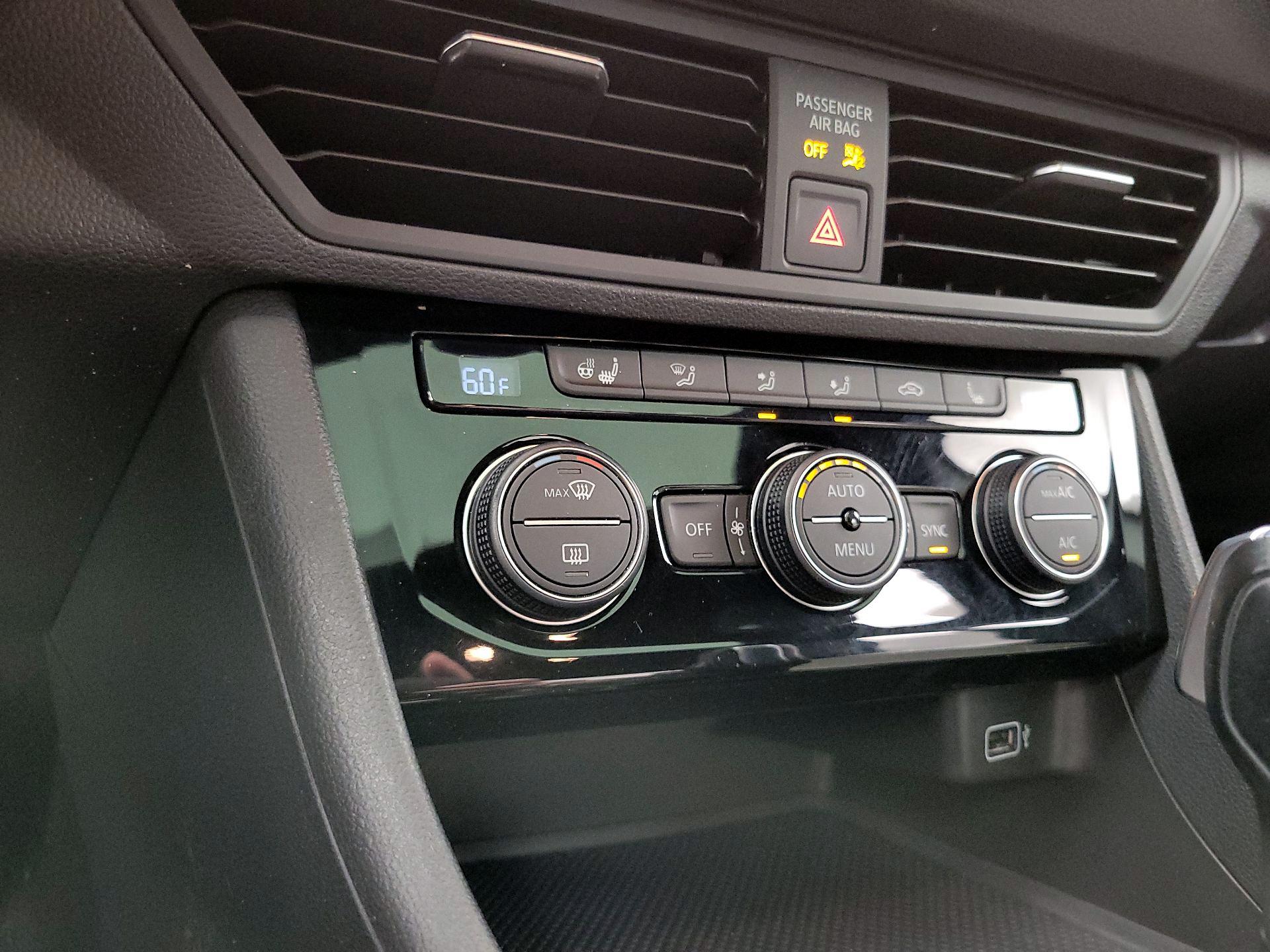 Thumbnail: 2019 Volkswagen Jetta - 16