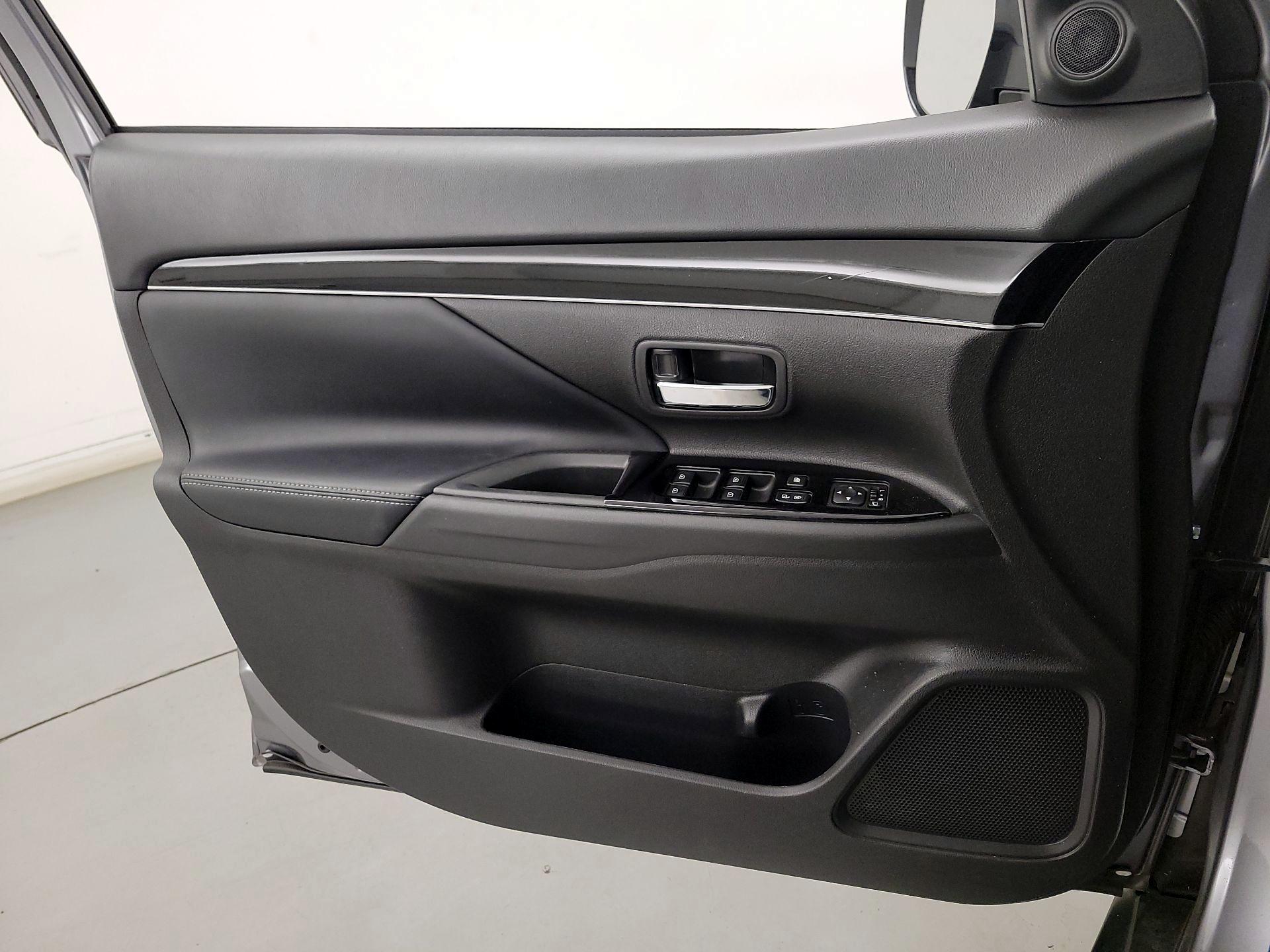 Thumbnail: 2019 Mitsubishi Outlander - 12