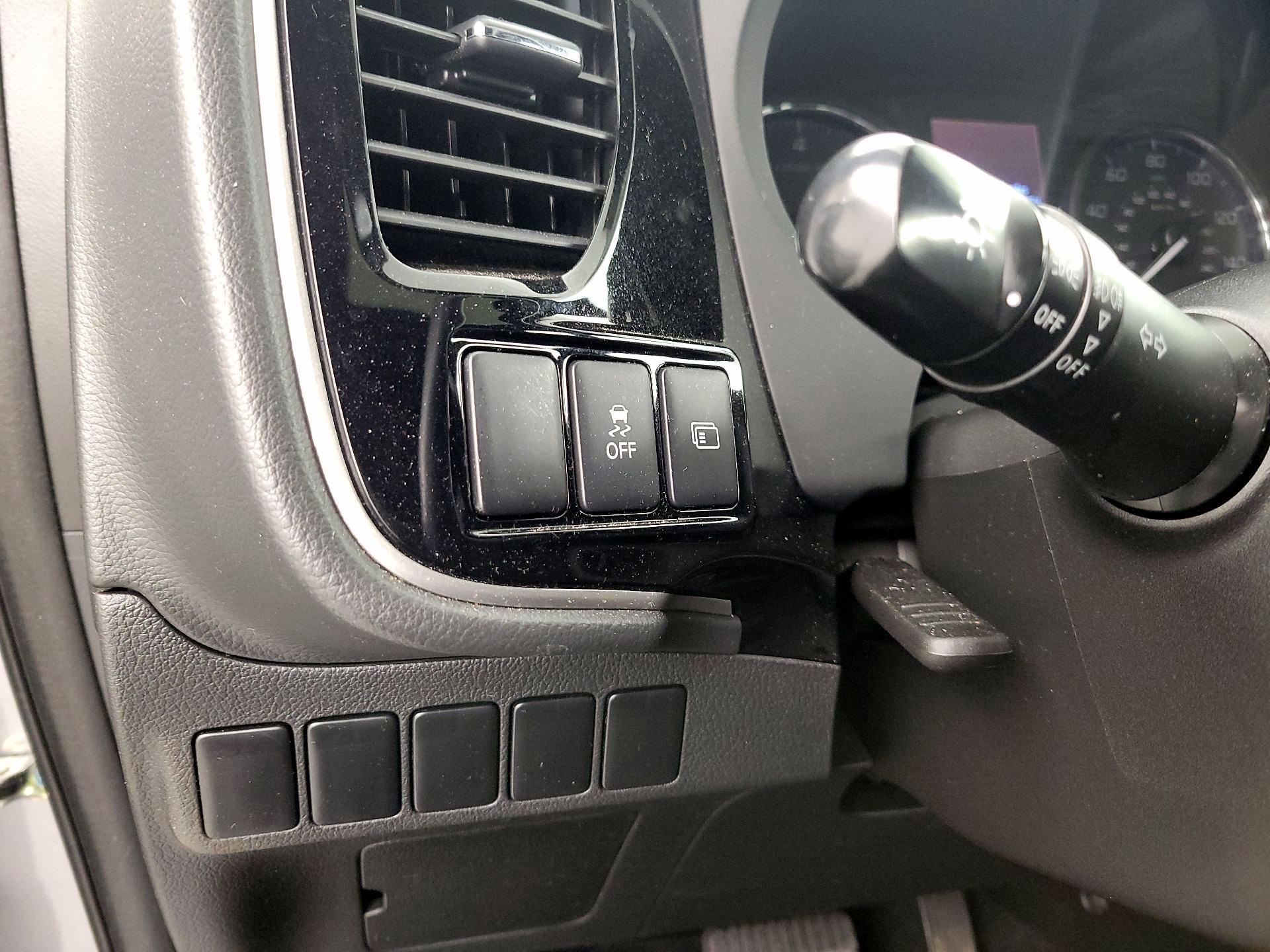 Thumbnail: 2019 Mitsubishi Outlander - 13