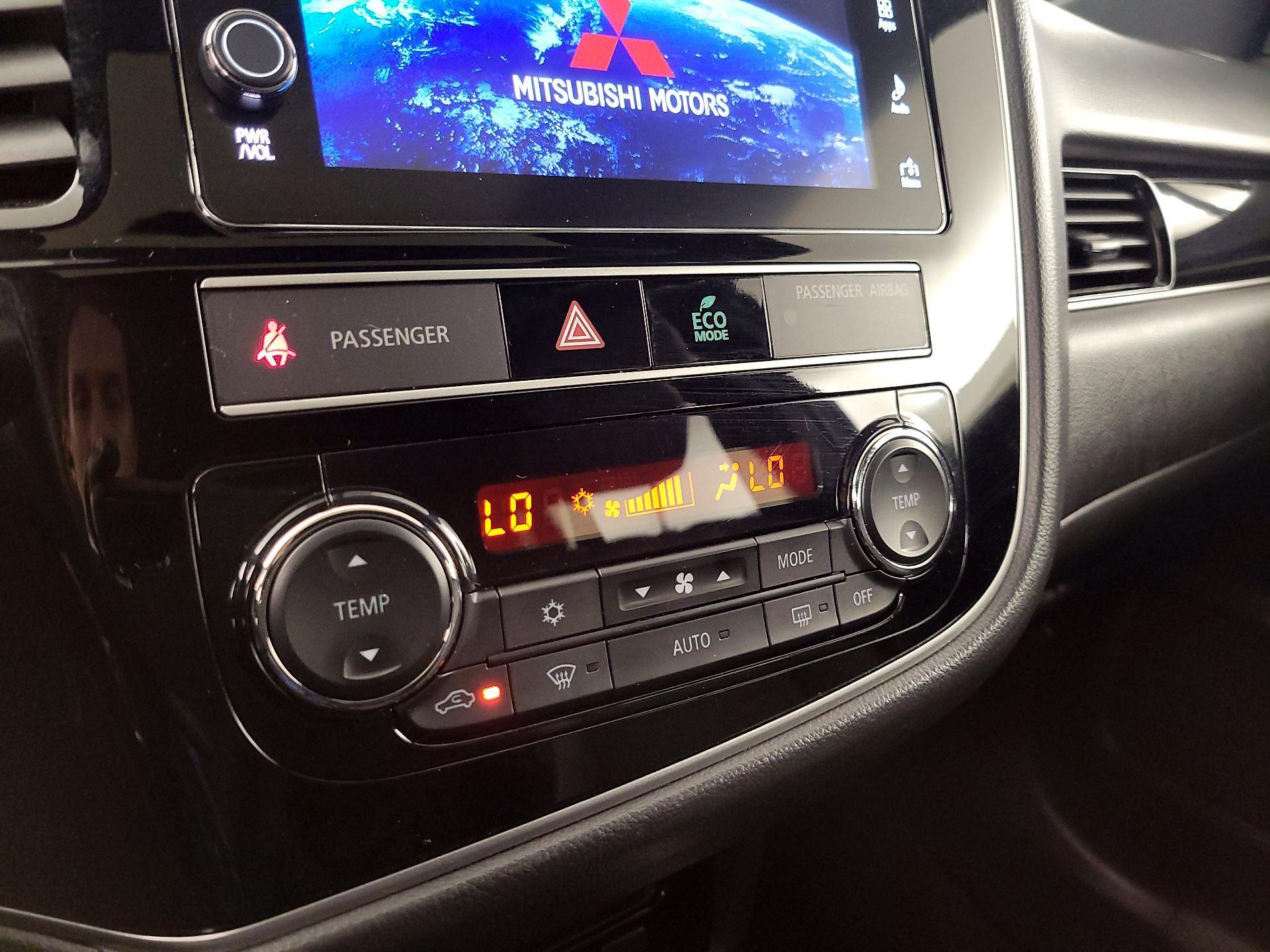 Thumbnail: 2019 Mitsubishi Outlander - 16