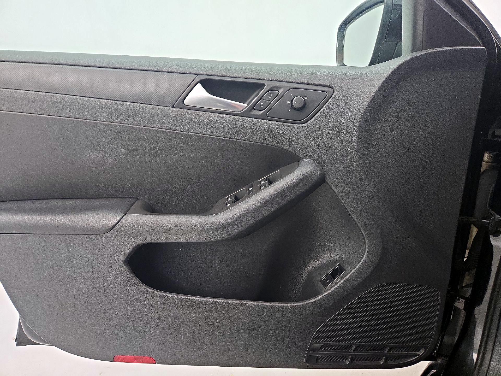 Thumbnail: 2014 Volkswagen Jetta - 12